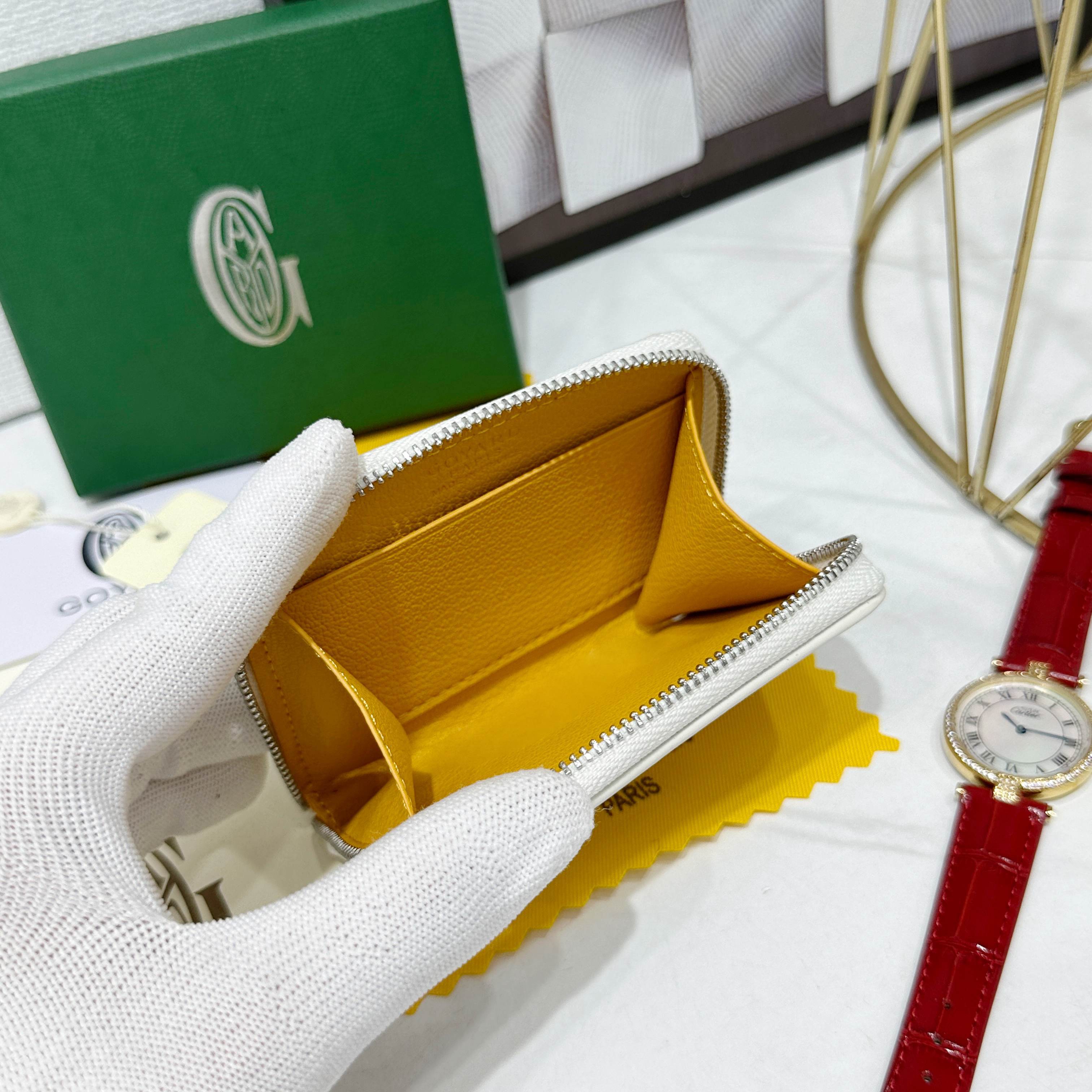 戈雅Matignon Mini 零钱包采用全拉链开合设计。其中部隔层可存放硬币,而其内部贴袋可插入卡片或