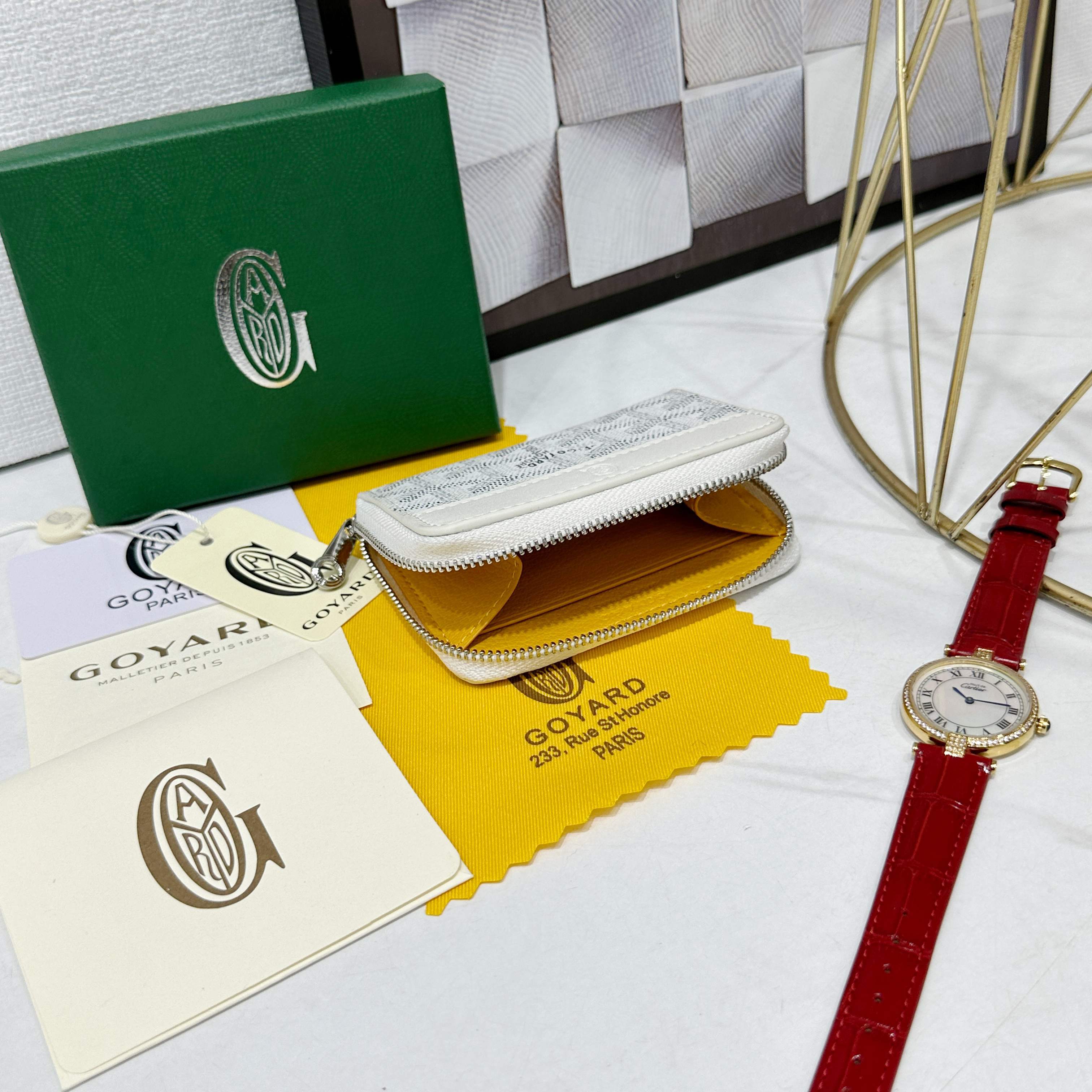 戈雅Matignon Mini 零钱包采用全拉链开合设计。其中部隔层可存放硬币,而其内部贴袋可插入卡片或