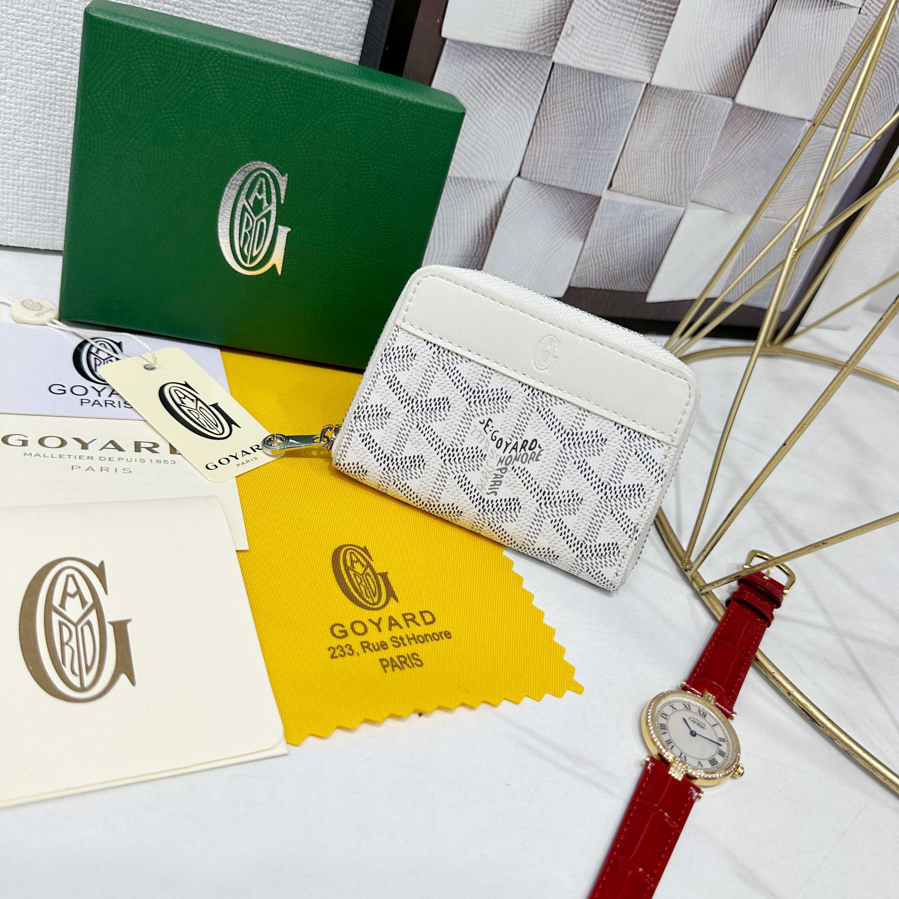 戈雅Matignon Mini 零钱包采用全拉链开合设计。其中部隔层可存放硬币,而其内部贴袋可插入卡片或