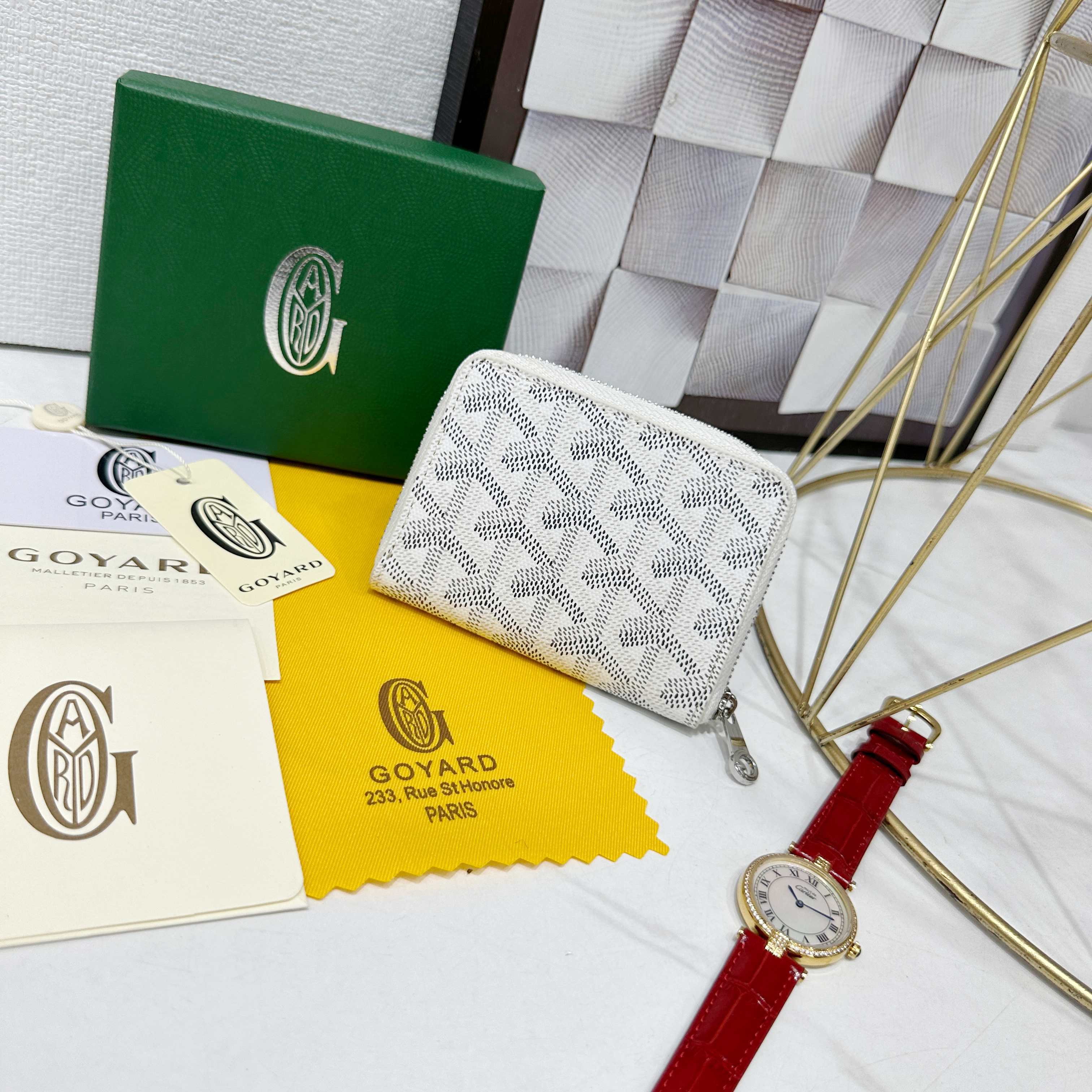 戈雅Matignon Mini 零钱包采用全拉链开合设计。其中部隔层可存放硬币,而其内部贴袋可插入卡片或