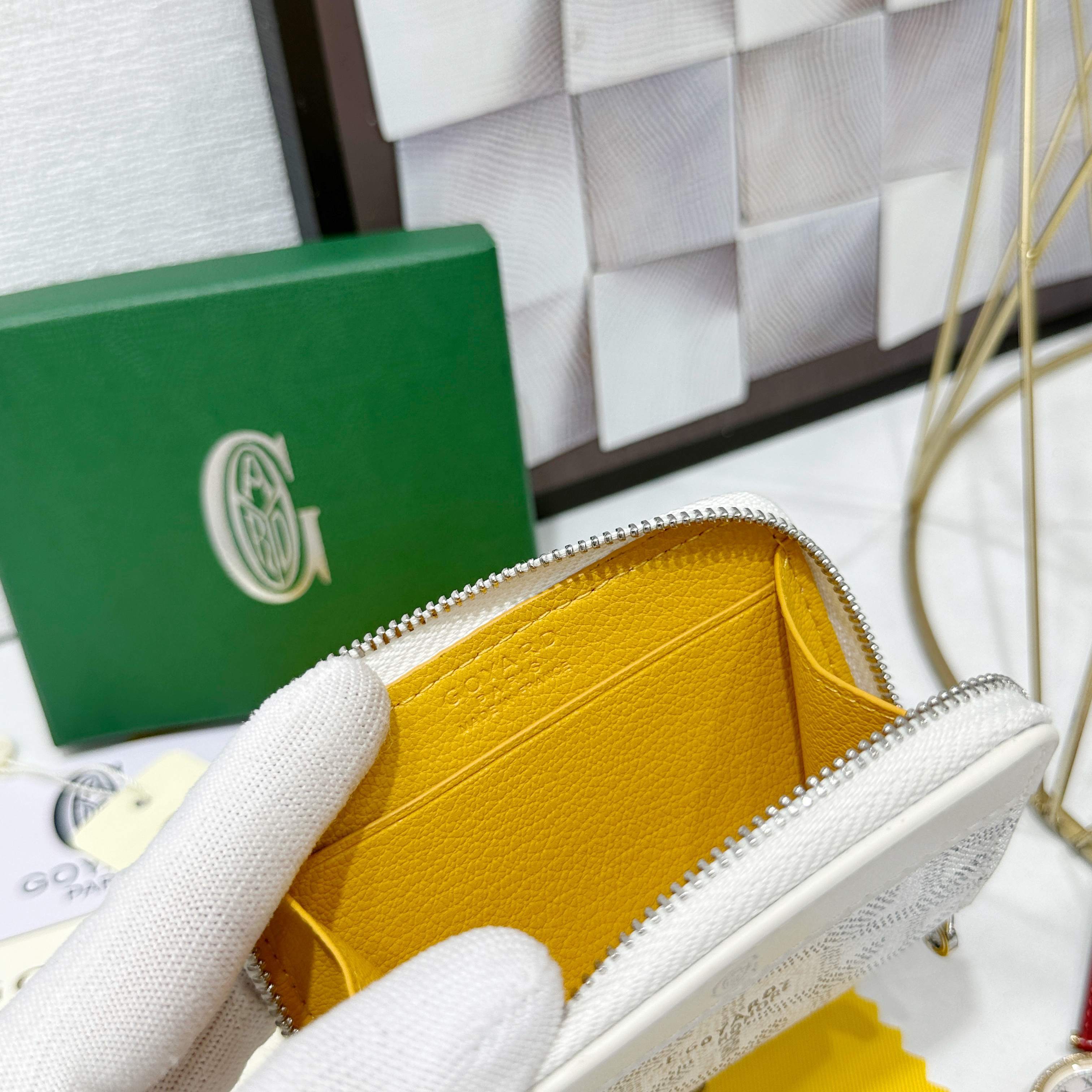戈雅Matignon Mini 零钱包采用全拉链开合设计。其中部隔层可存放硬币,而其内部贴袋可插入卡片或