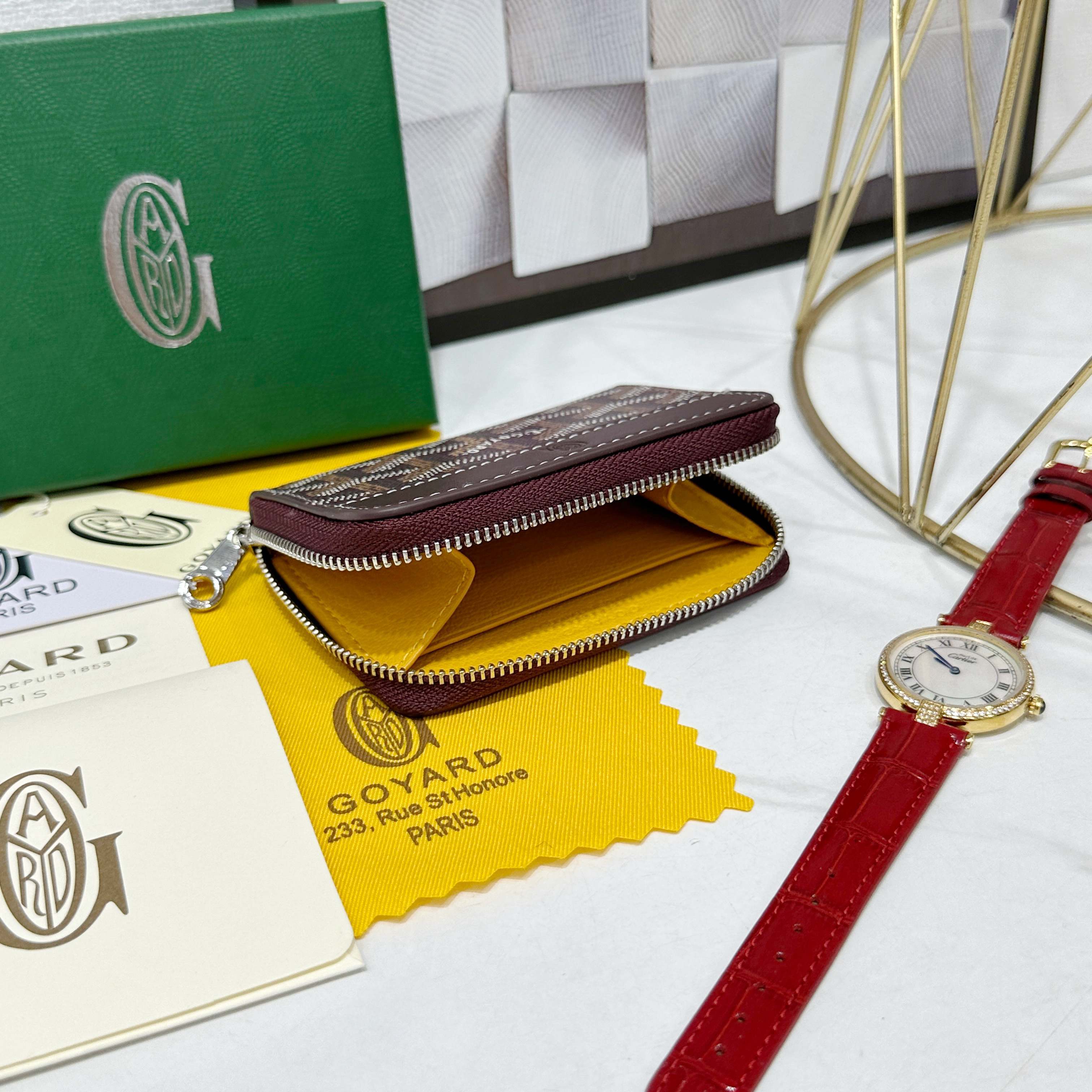 戈雅Matignon Mini 零钱包采用全拉链开合设计。其中部隔层可存放硬币,而其内部贴袋可插入卡片或