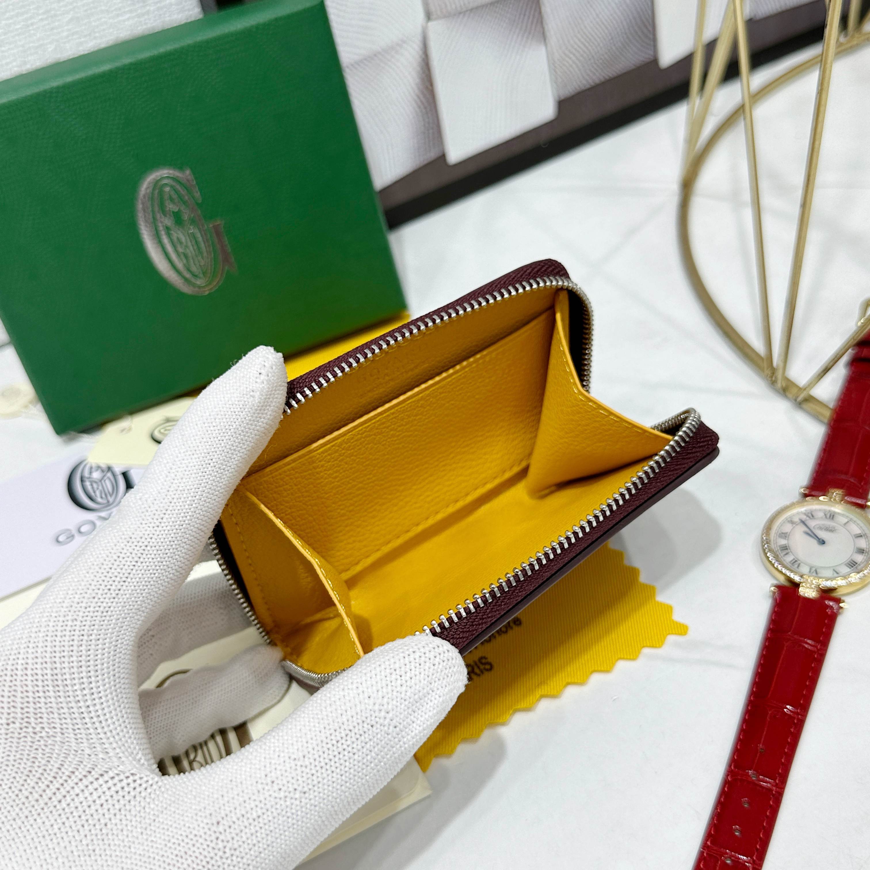 戈雅Matignon Mini 零钱包采用全拉链开合设计。其中部隔层可存放硬币,而其内部贴袋可插入卡片或