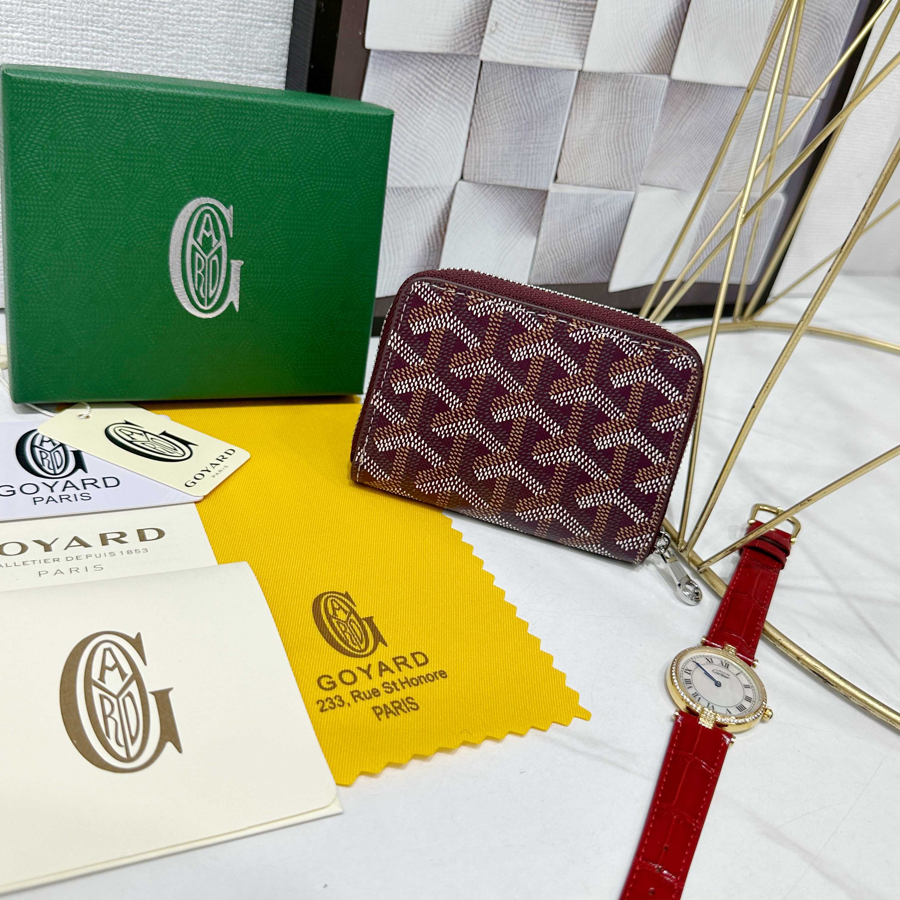 戈雅Matignon Mini 零钱包采用全拉链开合设计。其中部隔层可存放硬币,而其内部贴袋可插入卡片或