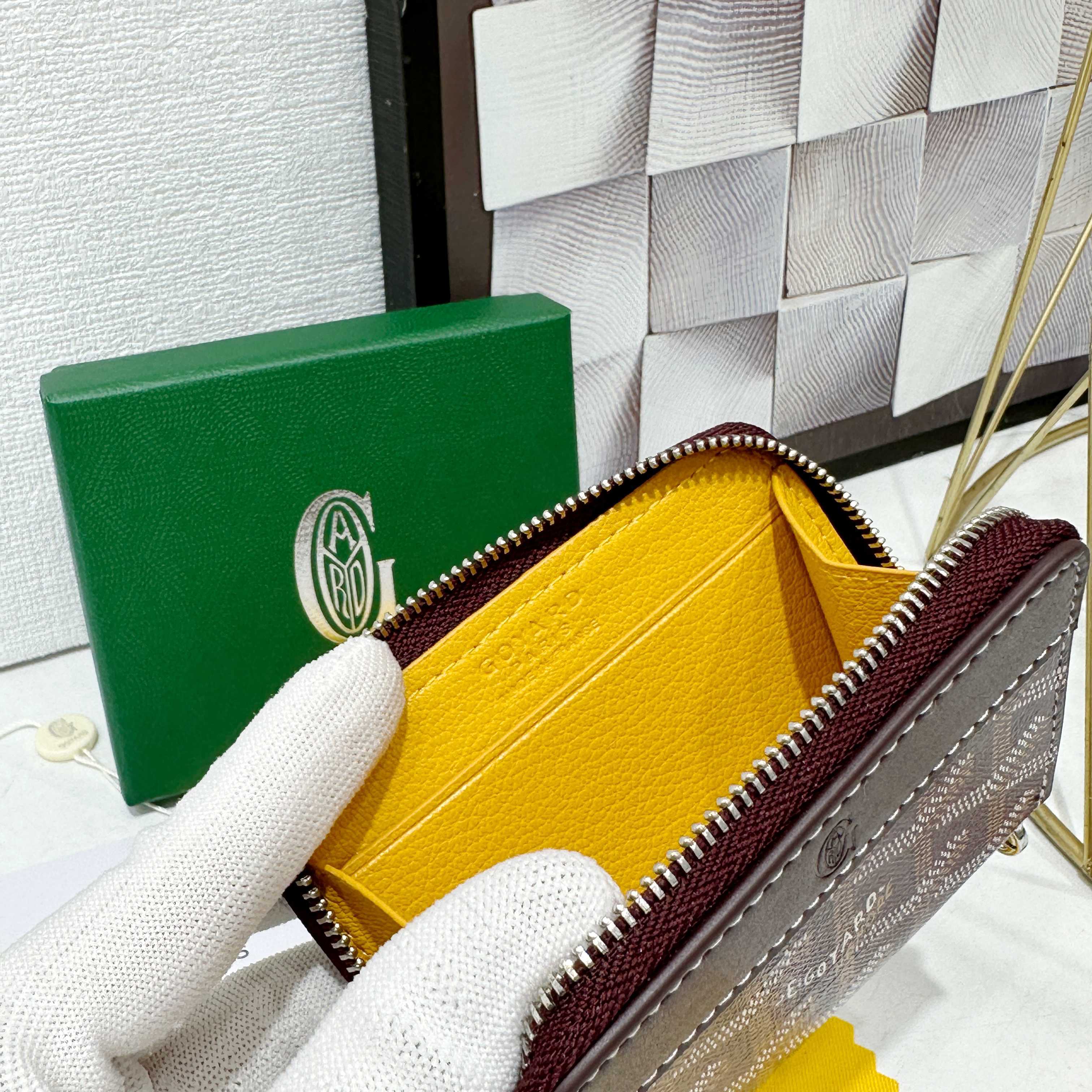 戈雅Matignon Mini 零钱包采用全拉链开合设计。其中部隔层可存放硬币,而其内部贴袋可插入卡片或