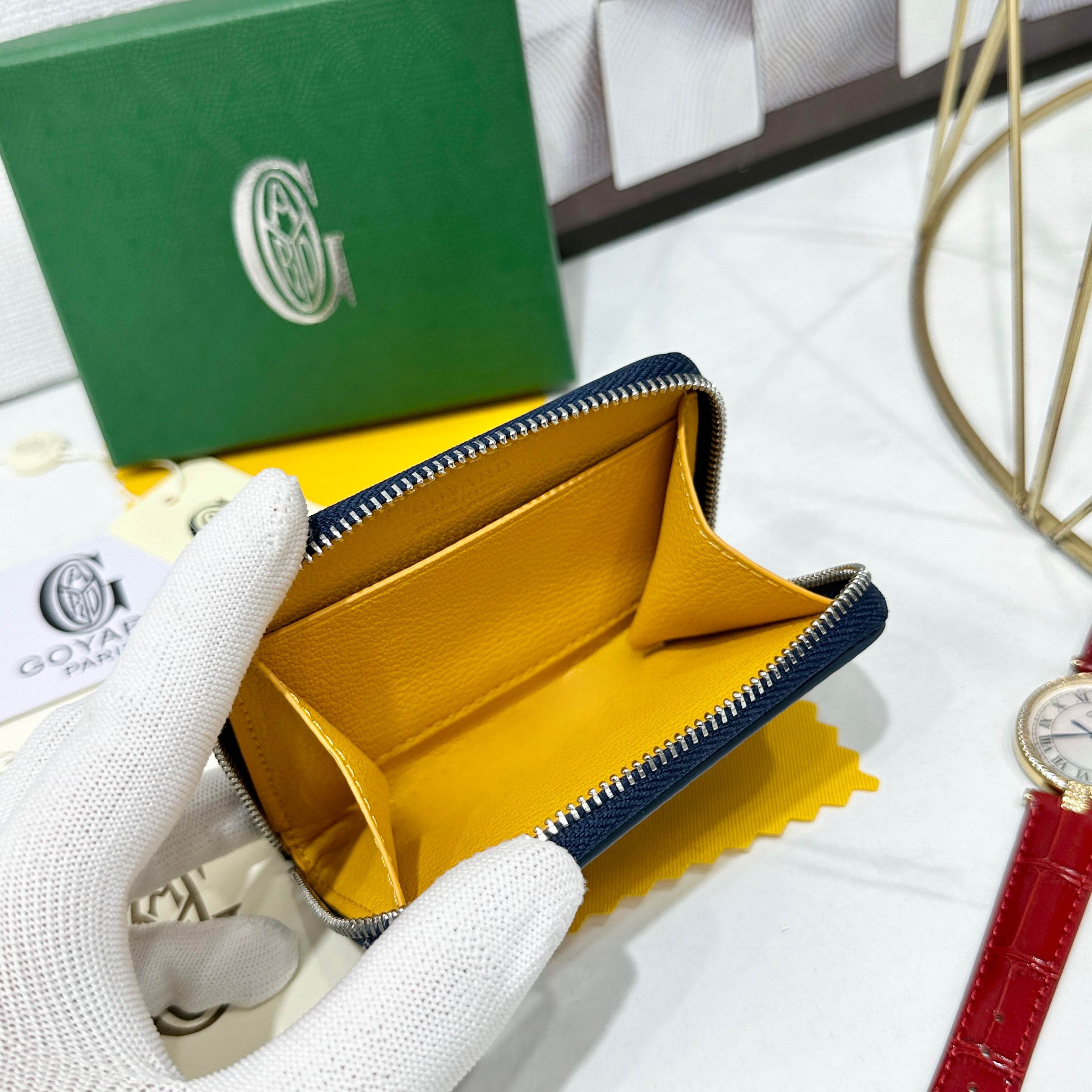 戈雅Matignon Mini 零钱包采用全拉链开合设计。其中部隔层可存放硬币,而其内部贴袋可插入卡片或