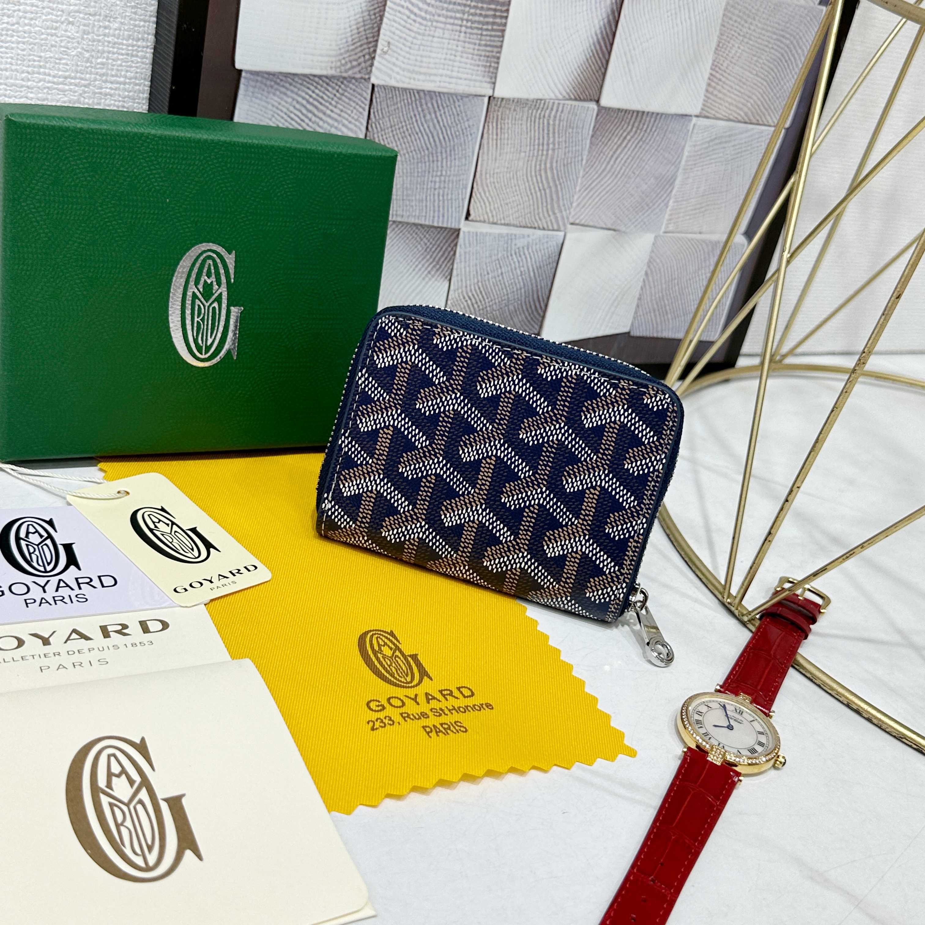 戈雅Matignon Mini 零钱包采用全拉链开合设计。其中部隔层可存放硬币,而其内部贴袋可插入卡片或