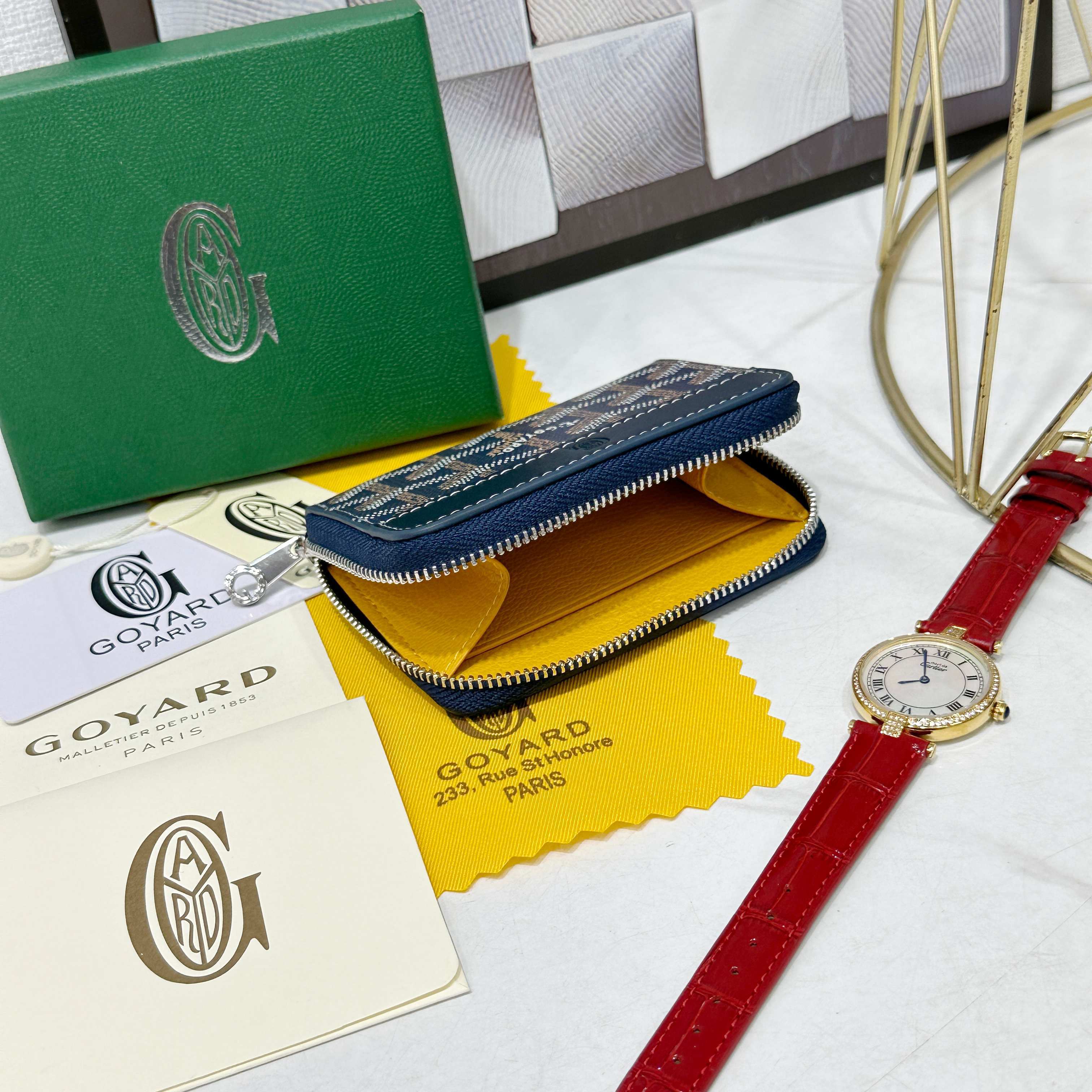 戈雅Matignon Mini 零钱包采用全拉链开合设计。其中部隔层可存放硬币,而其内部贴袋可插入卡片或