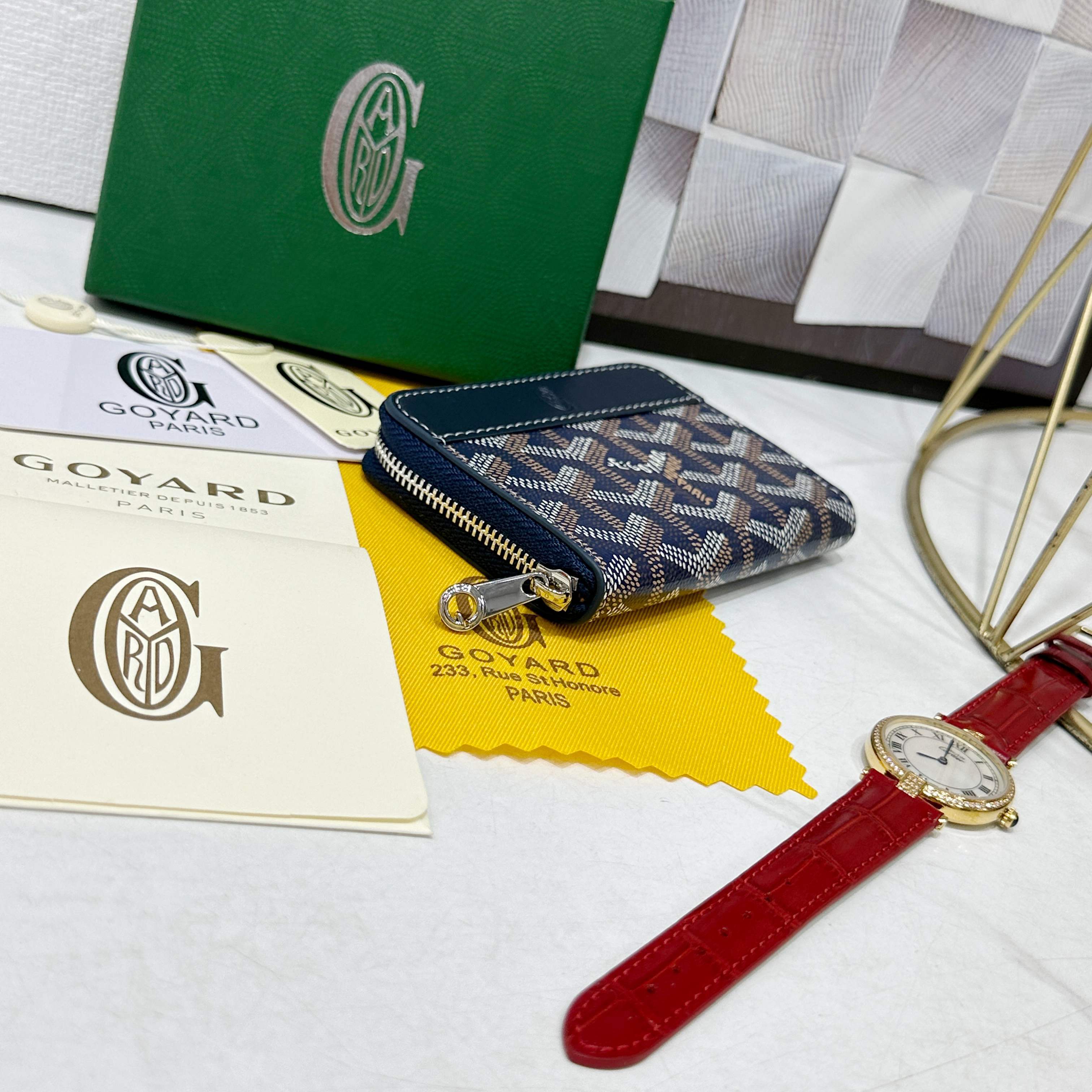 戈雅Matignon Mini 零钱包采用全拉链开合设计。其中部隔层可存放硬币,而其内部贴袋可插入卡片或