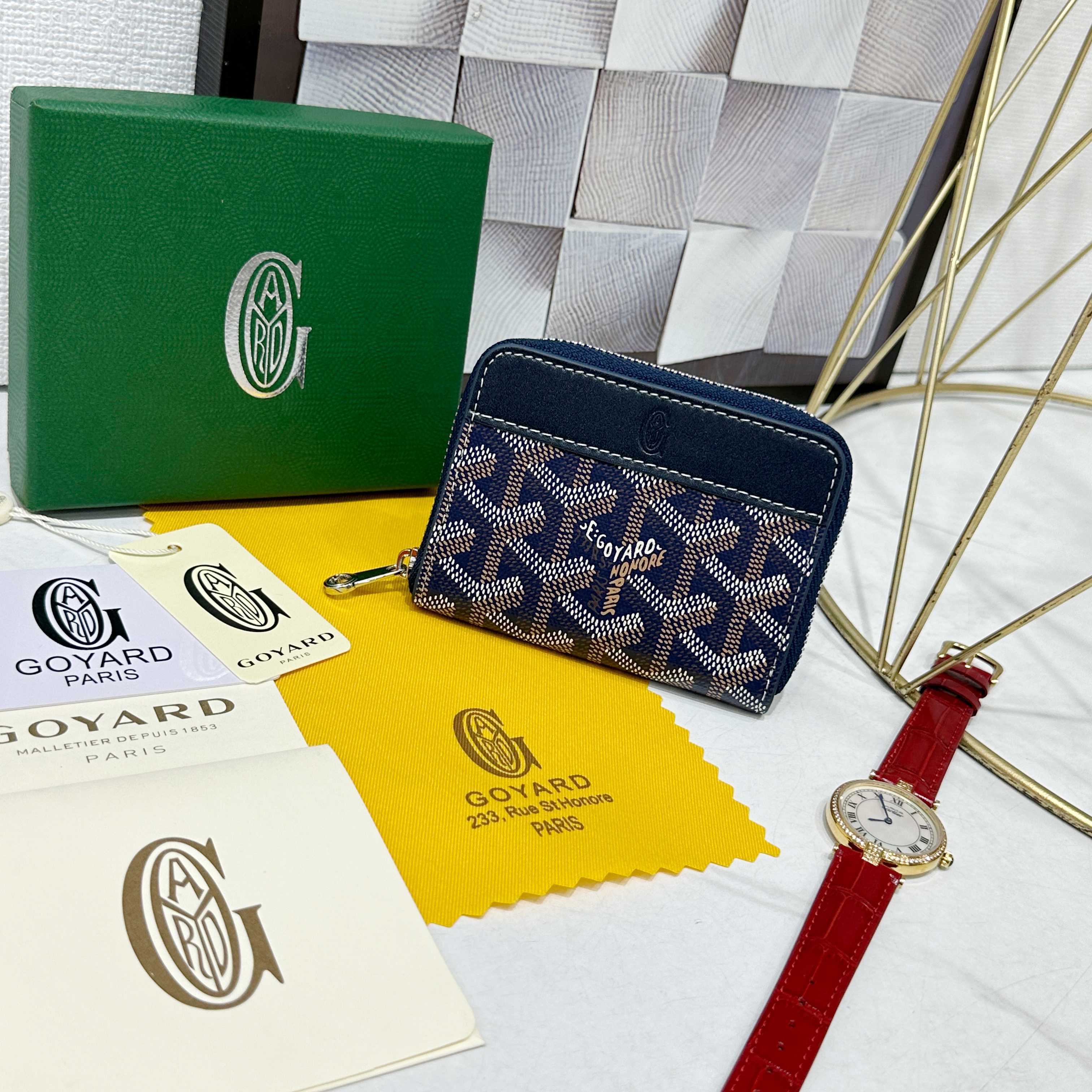 戈雅Matignon Mini 零钱包采用全拉链开合设计。其中部隔层可存放硬币,而其内部贴袋可插入卡片或