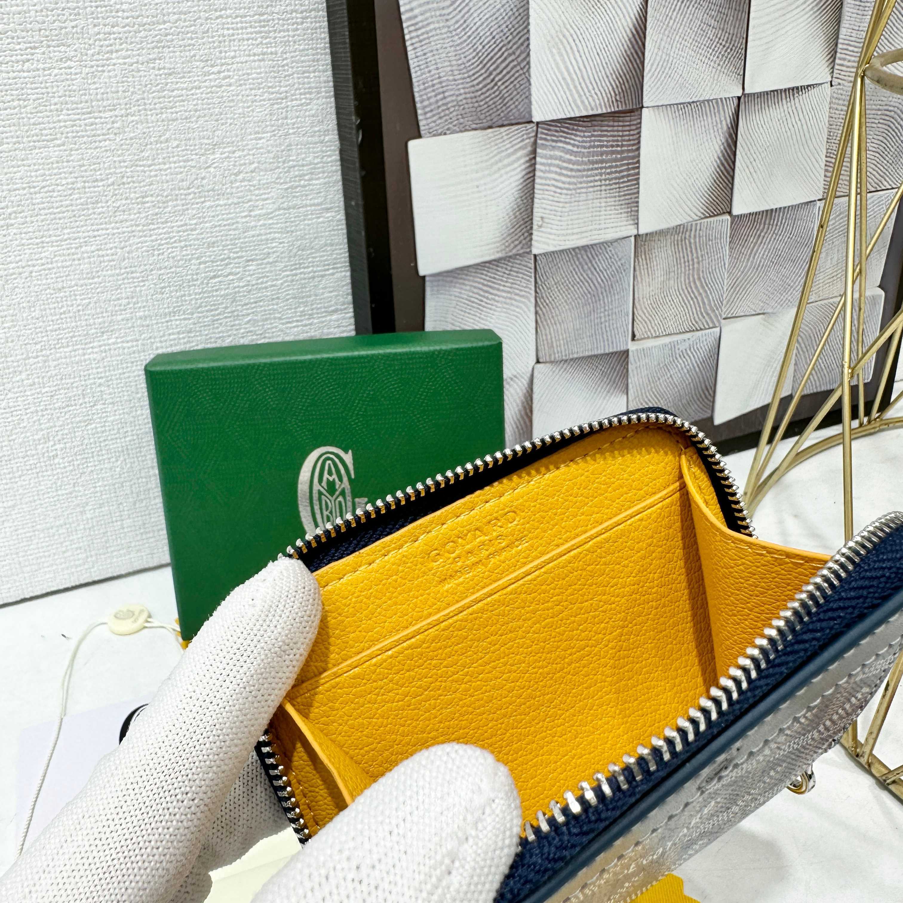 戈雅Matignon Mini 零钱包采用全拉链开合设计。其中部隔层可存放硬币,而其内部贴袋可插入卡片或