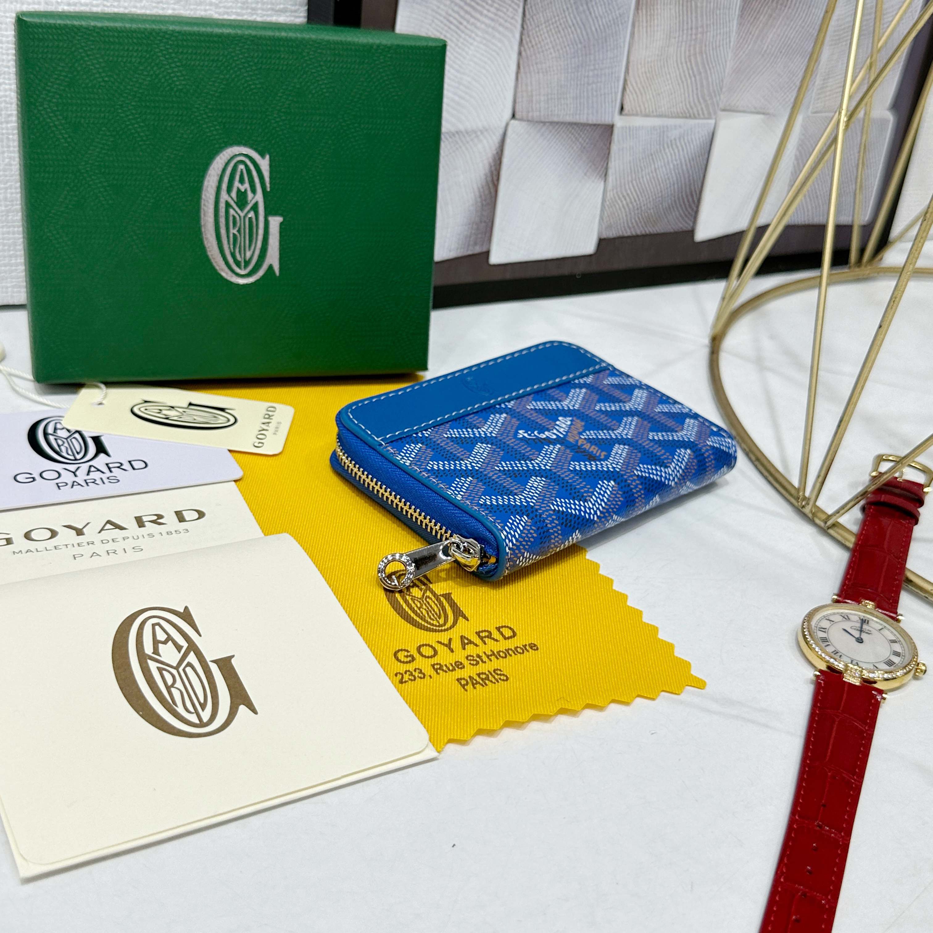 戈雅Matignon Mini 零钱包采用全拉链开合设计。其中部隔层可存放硬币,而其内部贴袋可插入卡片或