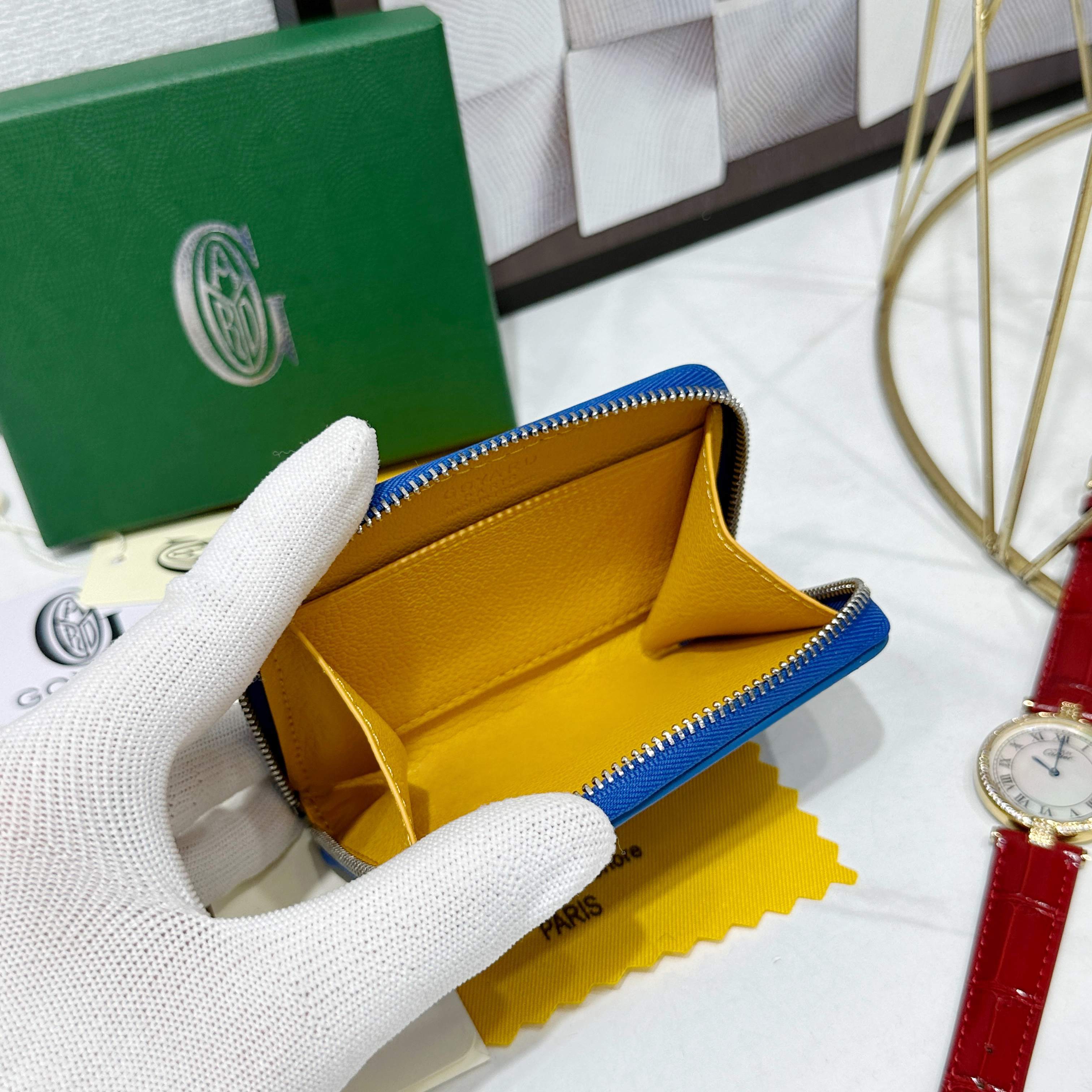 戈雅Matignon Mini 零钱包采用全拉链开合设计。其中部隔层可存放硬币,而其内部贴袋可插入卡片或