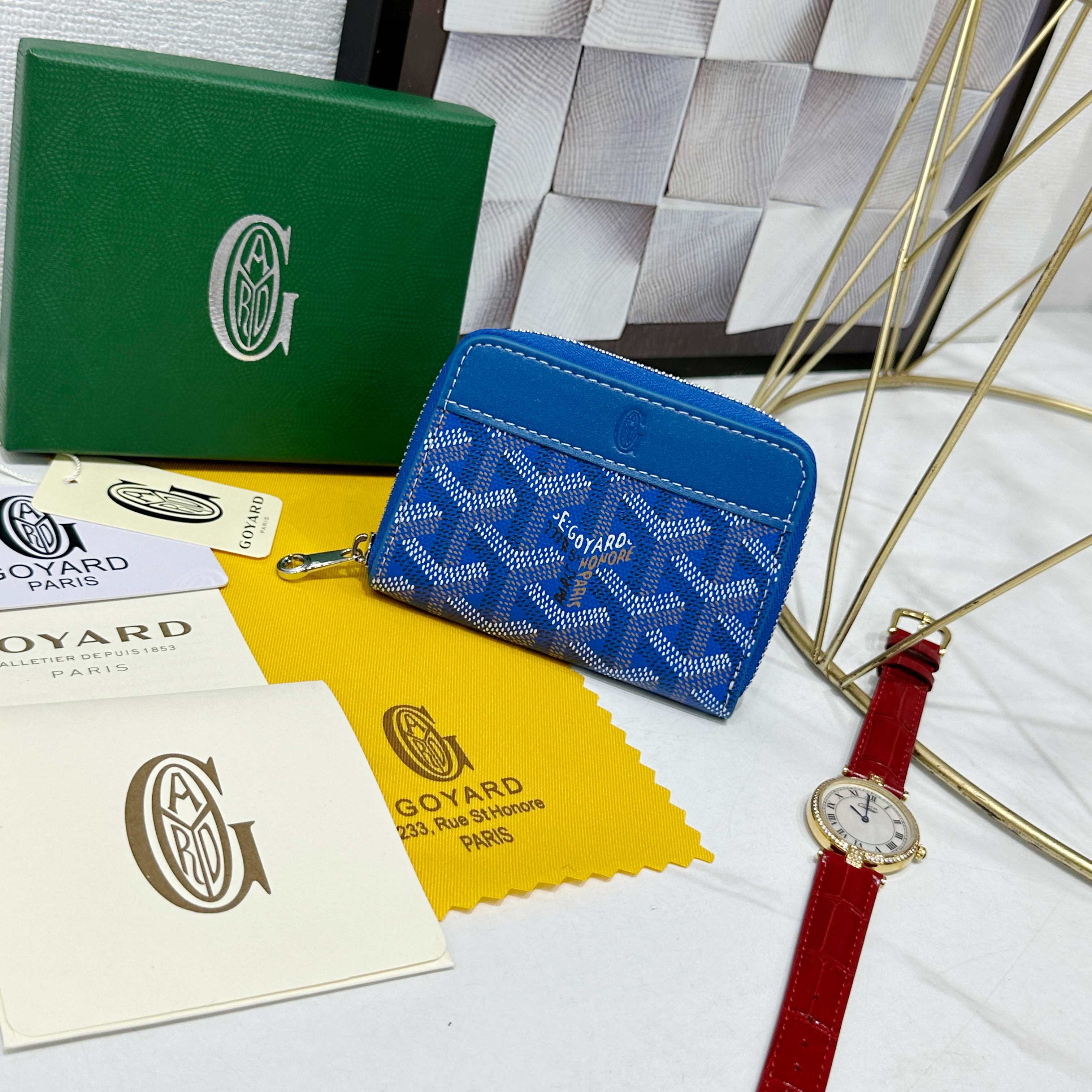 戈雅Matignon Mini 零钱包采用全拉链开合设计。其中部隔层可存放硬币,而其内部贴袋可插入卡片或
