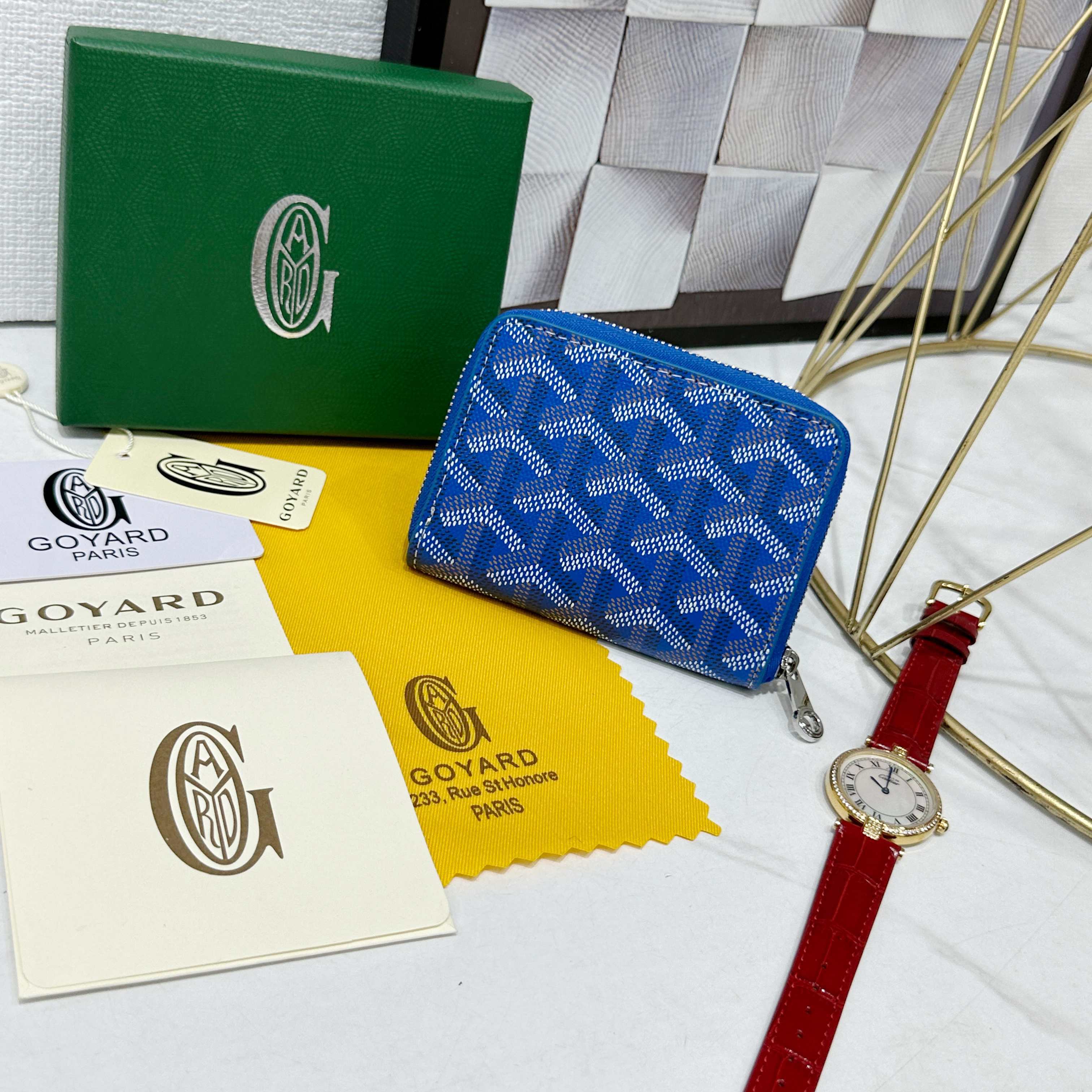 戈雅Matignon Mini 零钱包采用全拉链开合设计。其中部隔层可存放硬币,而其内部贴袋可插入卡片或