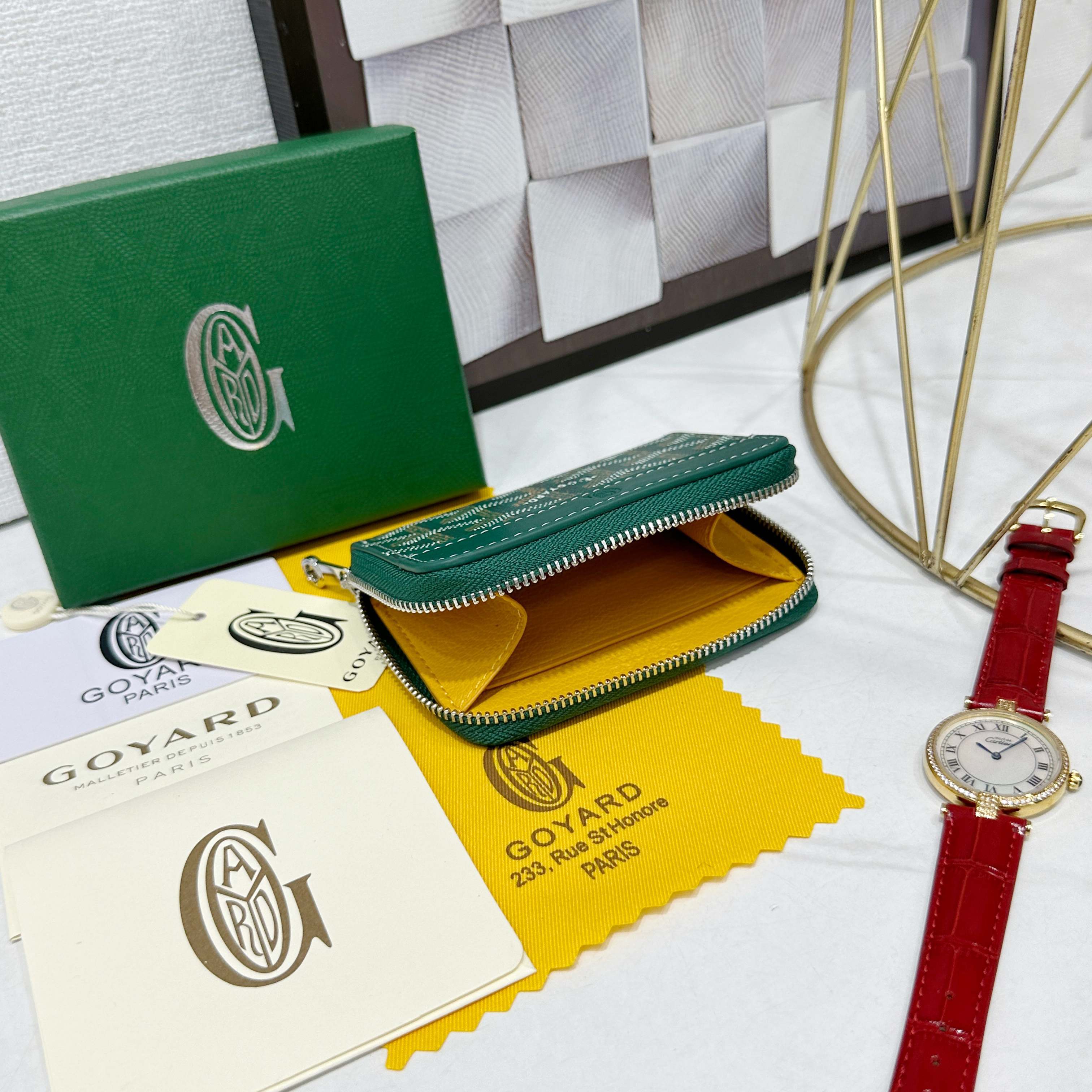 戈雅Matignon Mini 零钱包采用全拉链开合设计。其中部隔层可存放硬币,而其内部贴袋可插入卡片或