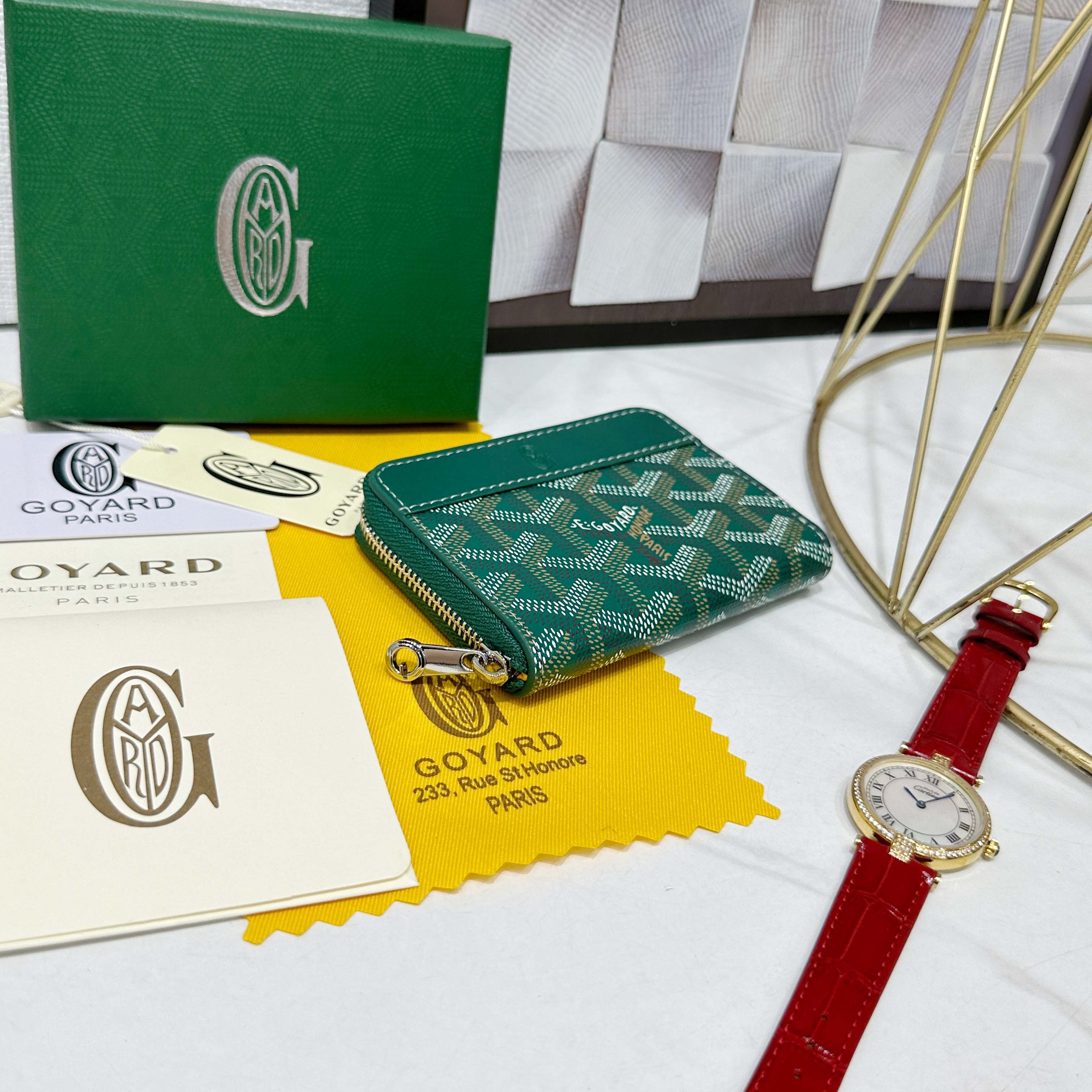 戈雅Matignon Mini 零钱包采用全拉链开合设计。其中部隔层可存放硬币,而其内部贴袋可插入卡片或
