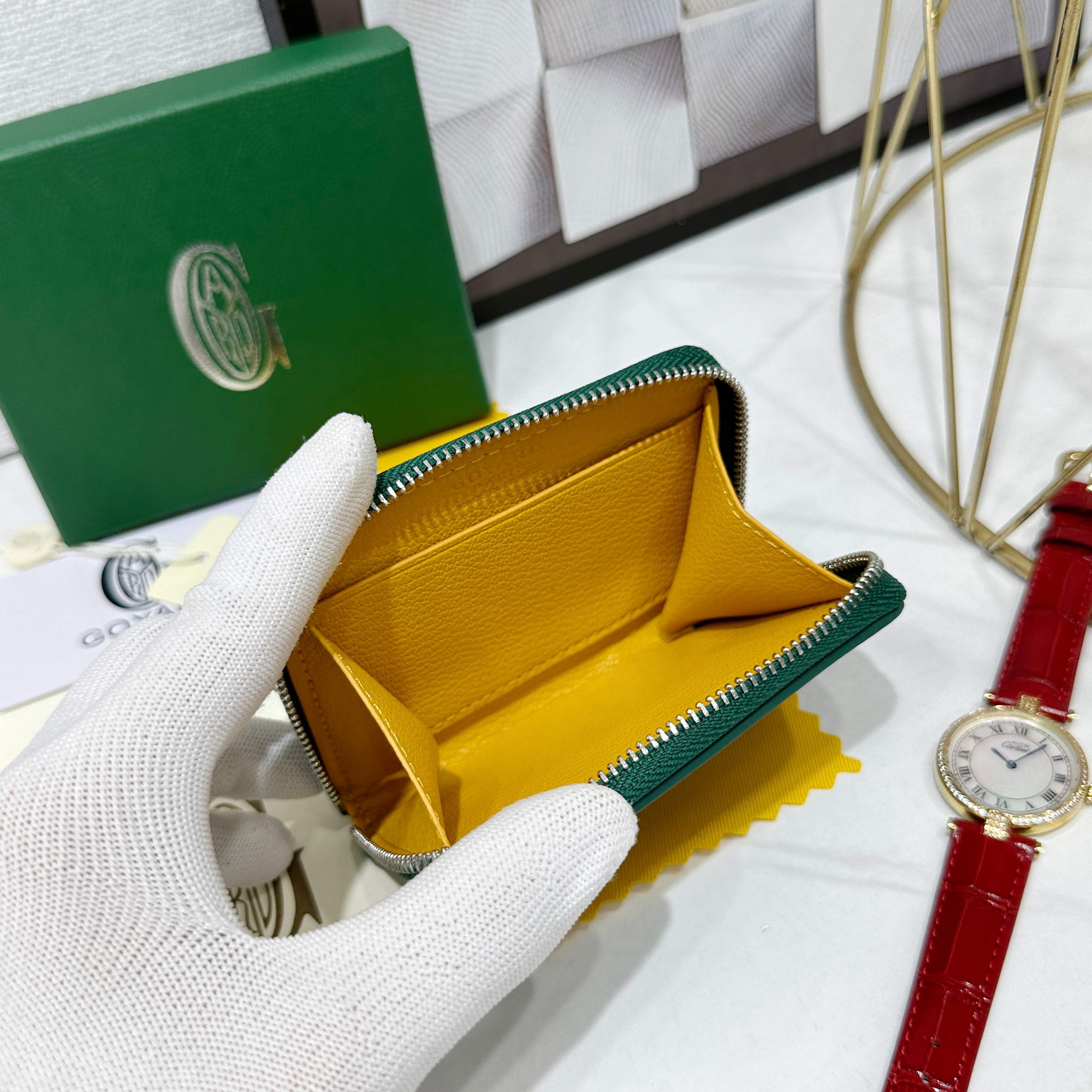 戈雅Matignon Mini 零钱包采用全拉链开合设计。其中部隔层可存放硬币,而其内部贴袋可插入卡片或