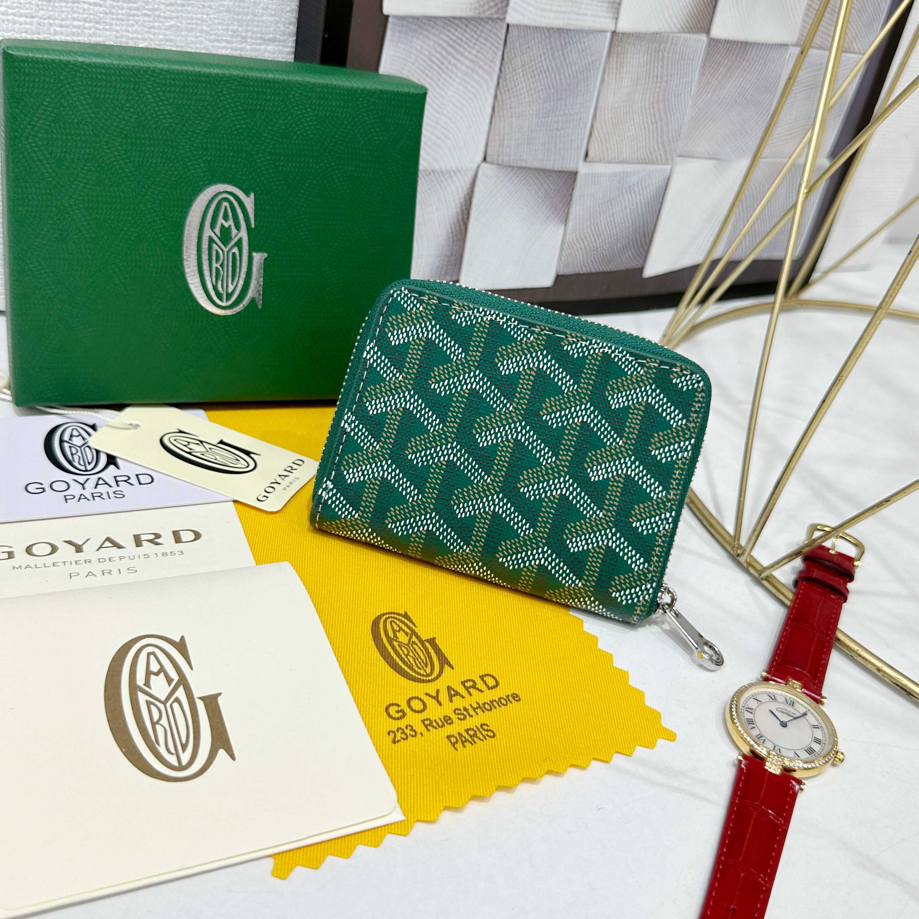 戈雅Matignon Mini 零钱包采用全拉链开合设计。其中部隔层可存放硬币,而其内部贴袋可插入卡片或
