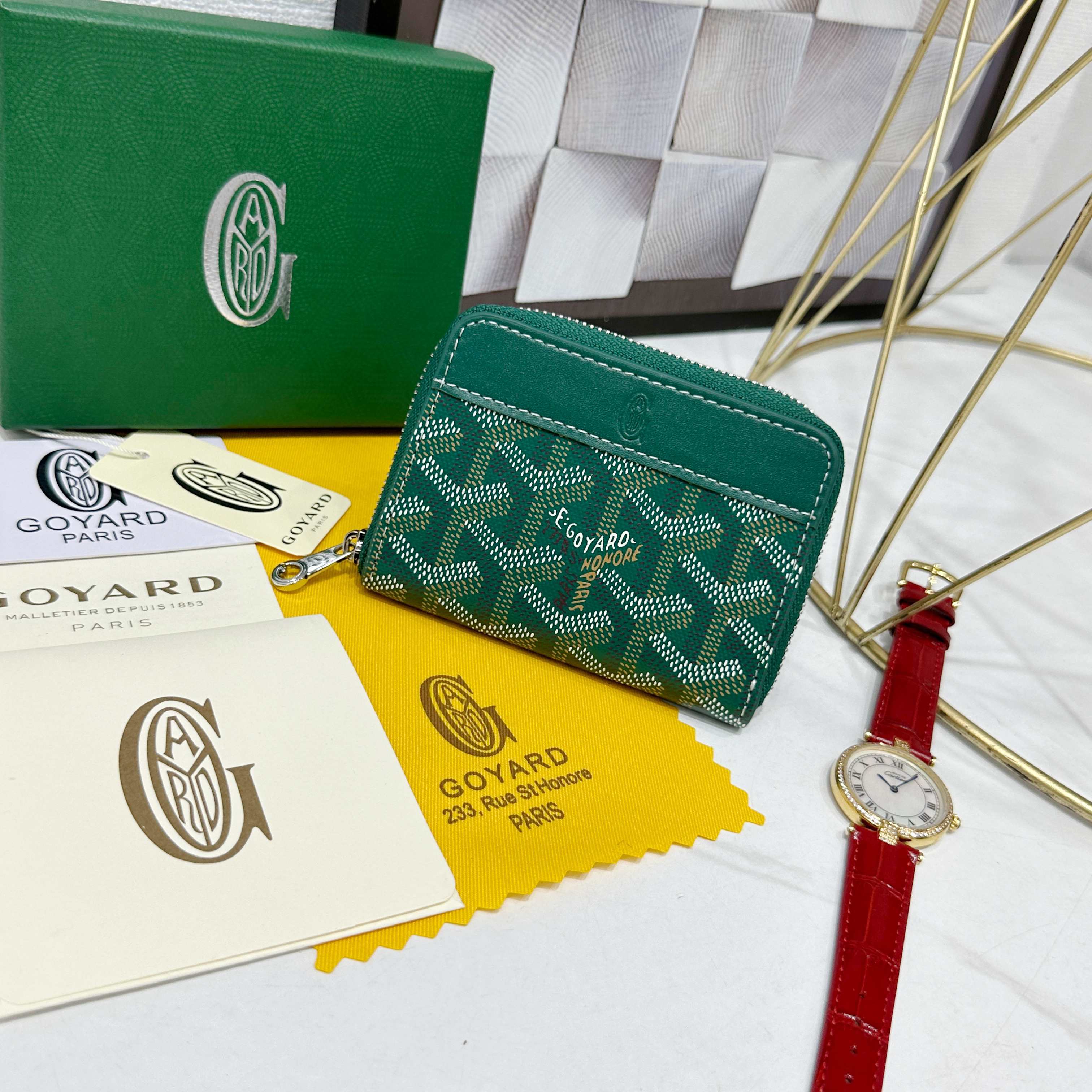 戈雅Matignon Mini 零钱包采用全拉链开合设计。其中部隔层可存放硬币,而其内部贴袋可插入卡片或