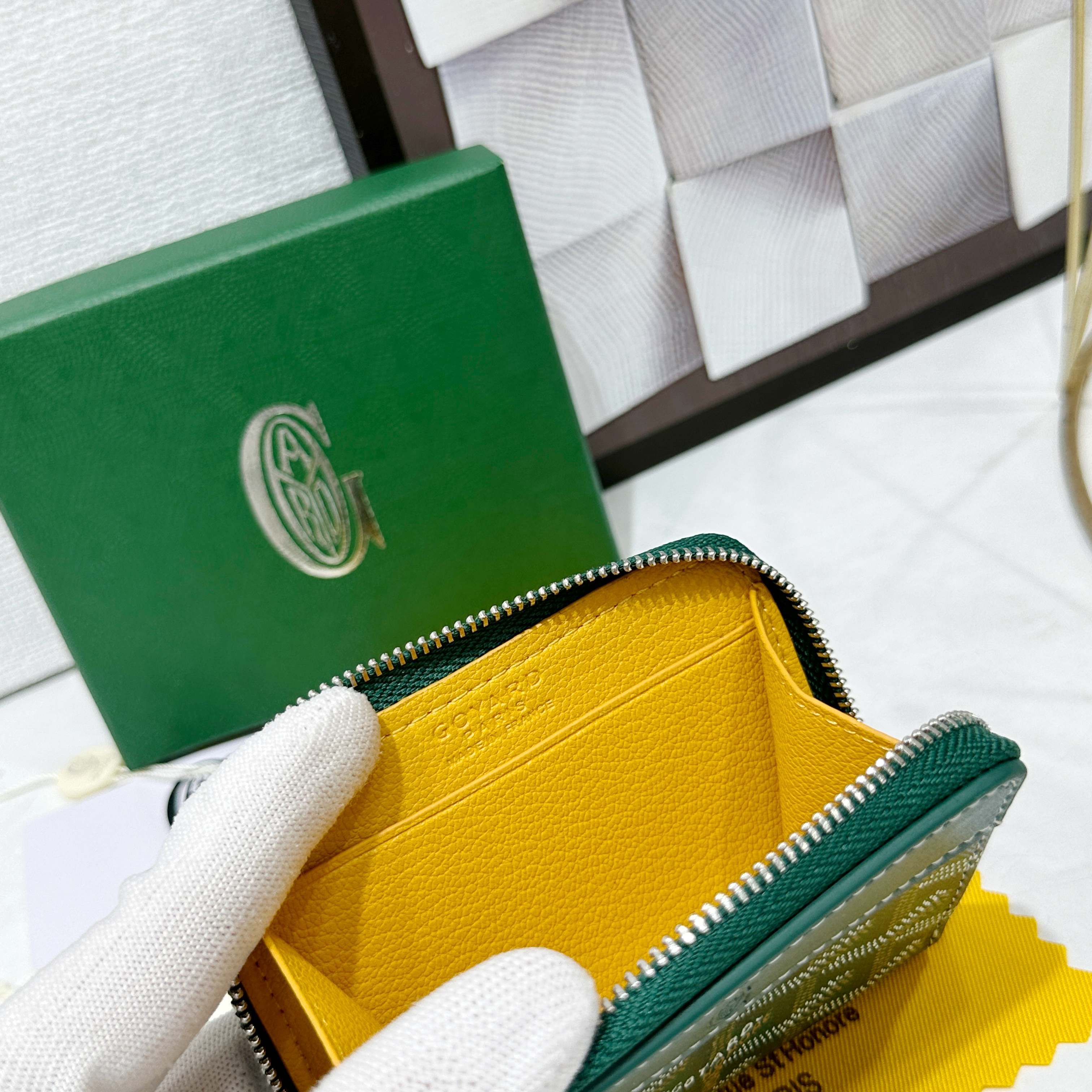 戈雅Matignon Mini 零钱包采用全拉链开合设计。其中部隔层可存放硬币,而其内部贴袋可插入卡片或