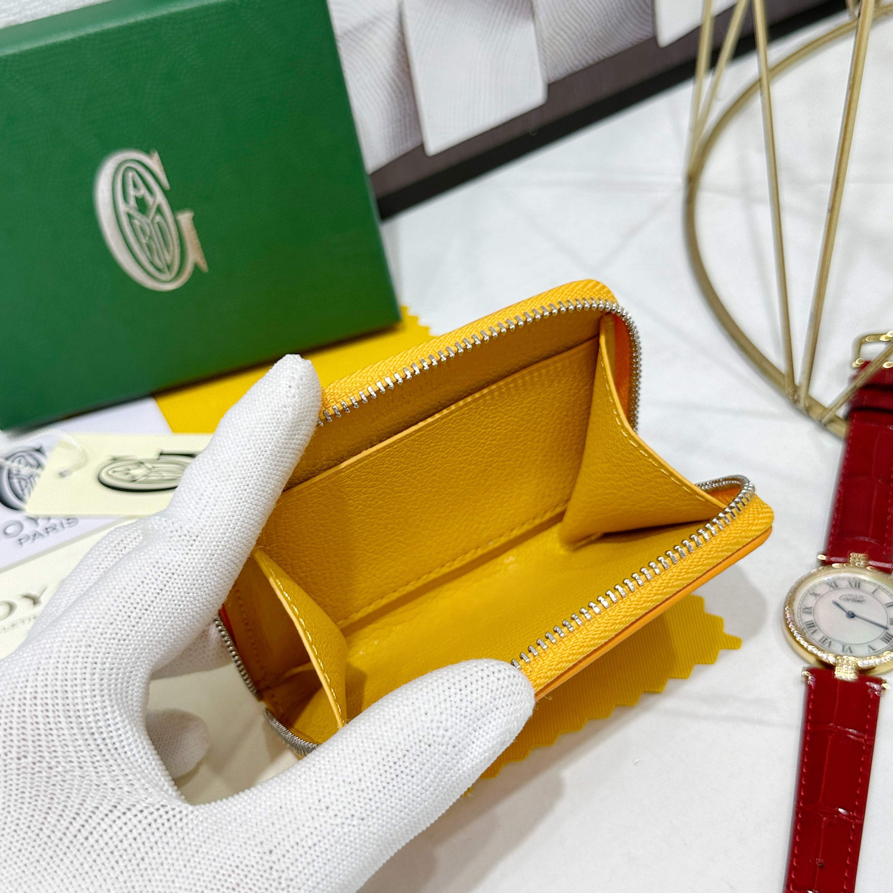戈雅Matignon Mini 零钱包采用全拉链开合设计。其中部隔层可存放硬币,而其内部贴袋可插入卡片或