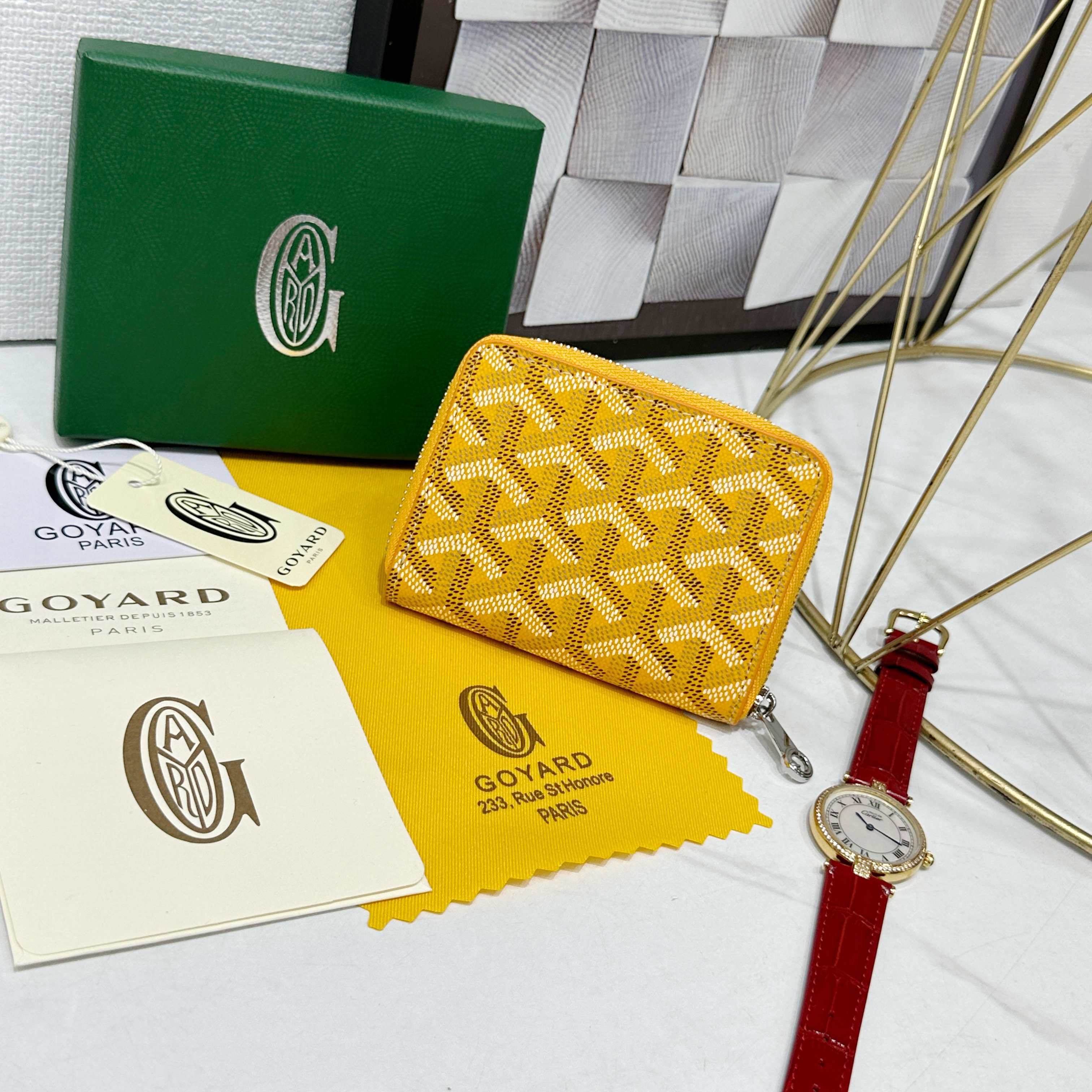 戈雅Matignon Mini 零钱包采用全拉链开合设计。其中部隔层可存放硬币,而其内部贴袋可插入卡片或
