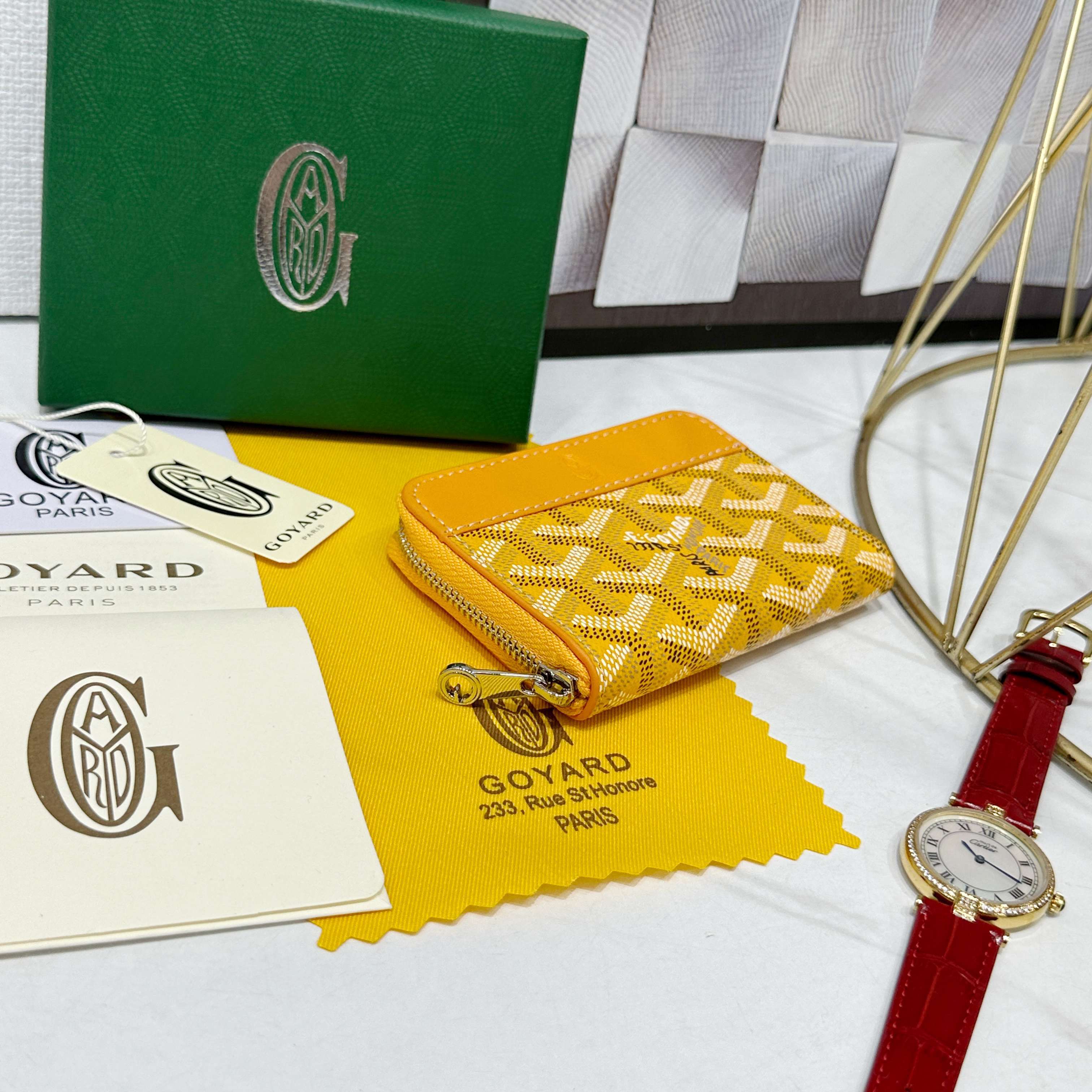 戈雅Matignon Mini 零钱包采用全拉链开合设计。其中部隔层可存放硬币,而其内部贴袋可插入卡片或