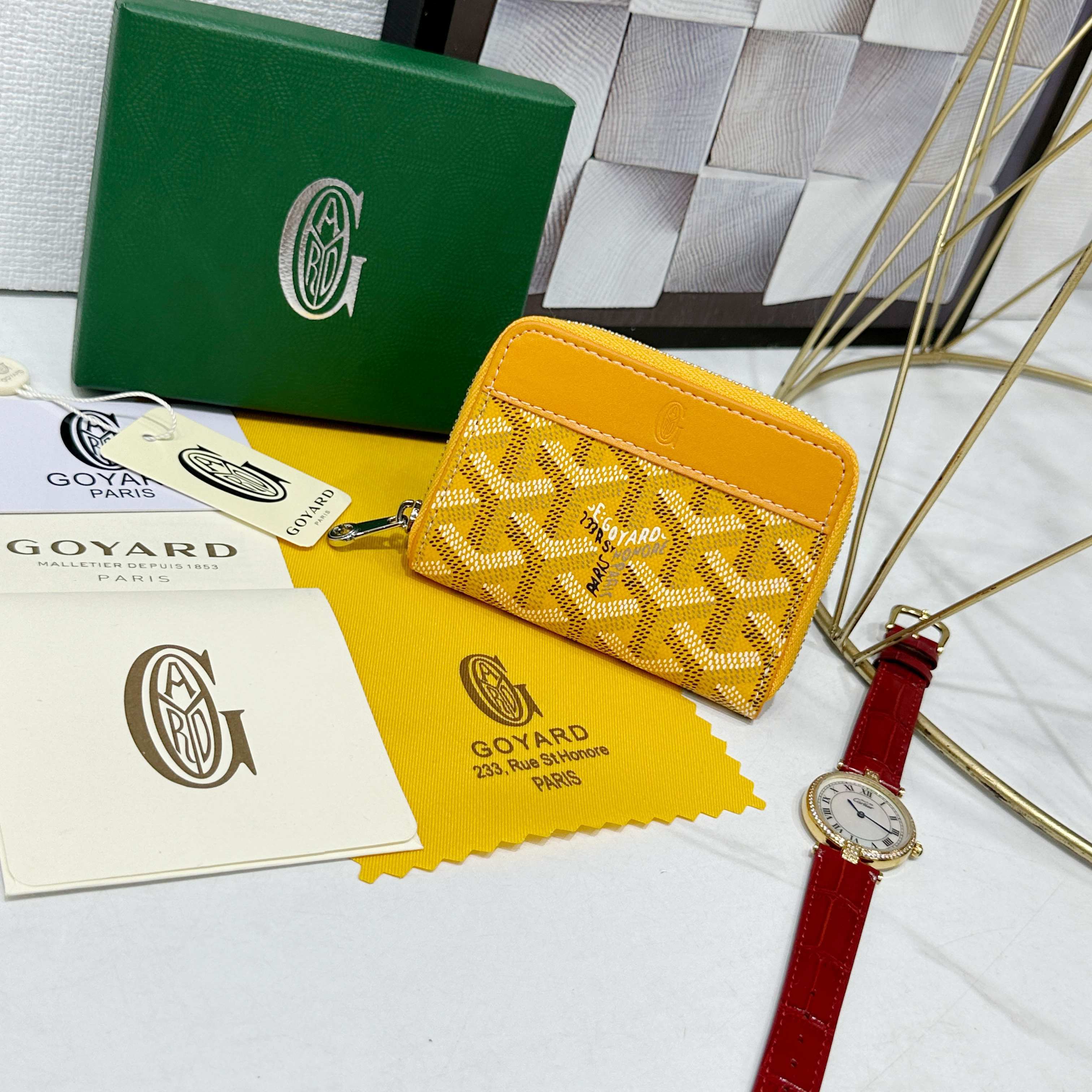 戈雅Matignon Mini 零钱包采用全拉链开合设计。其中部隔层可存放硬币,而其内部贴袋可插入卡片或