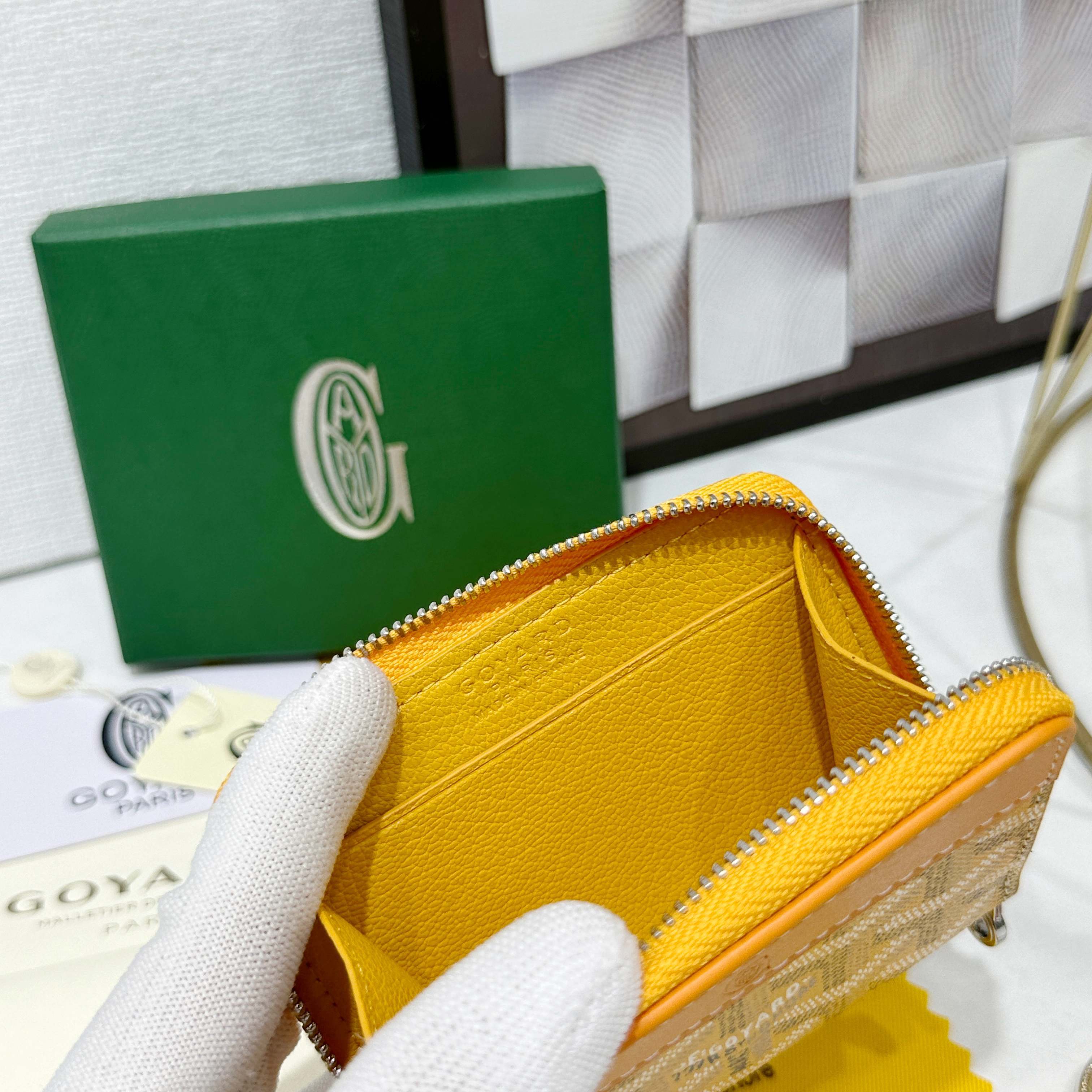 戈雅Matignon Mini 零钱包采用全拉链开合设计。其中部隔层可存放硬币,而其内部贴袋可插入卡片或