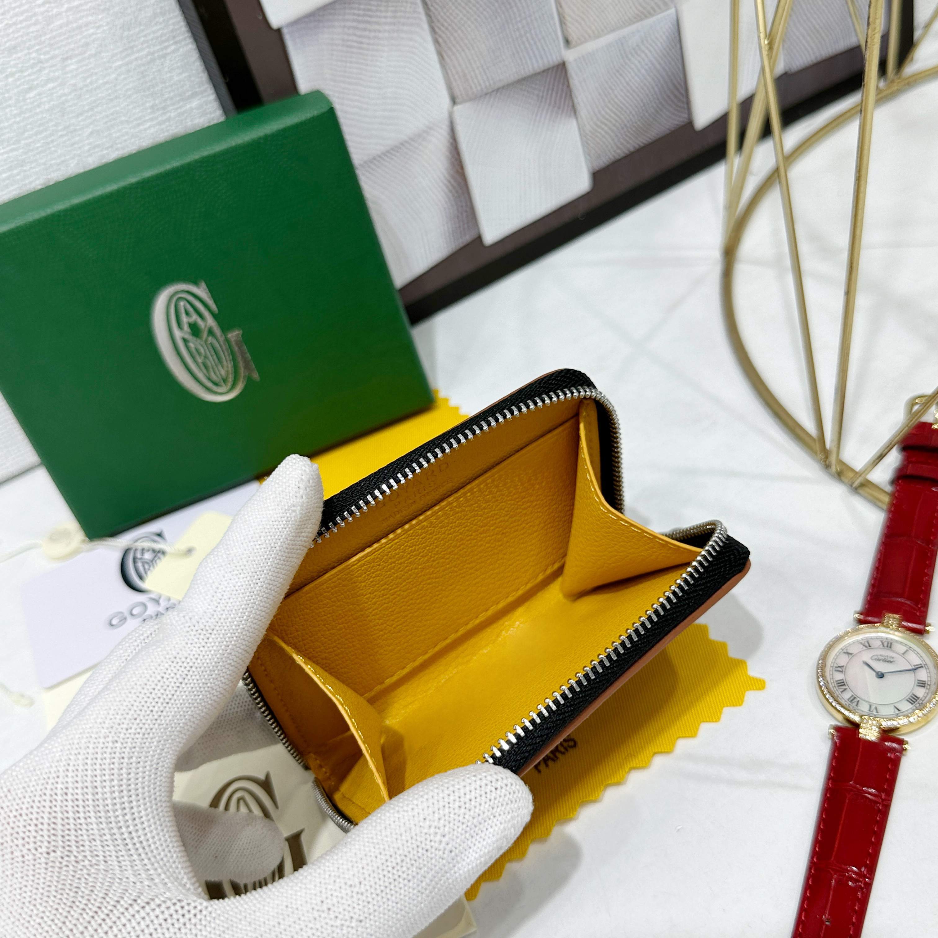戈雅Matignon Mini 零钱包采用全拉链开合设计。其中部隔层可存放硬币,而其内部贴袋可插入卡片或