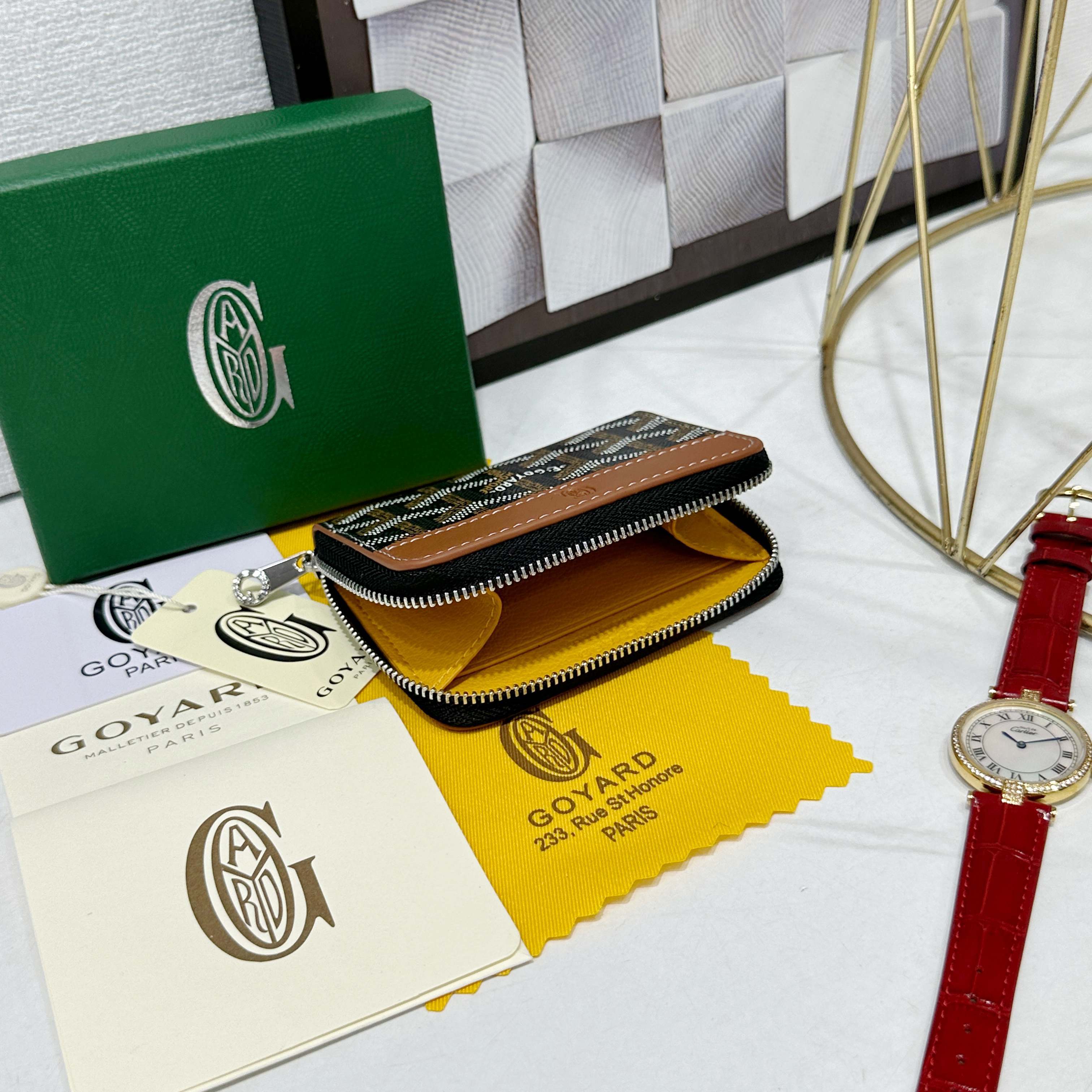 戈雅Matignon Mini 零钱包采用全拉链开合设计。其中部隔层可存放硬币,而其内部贴袋可插入卡片或