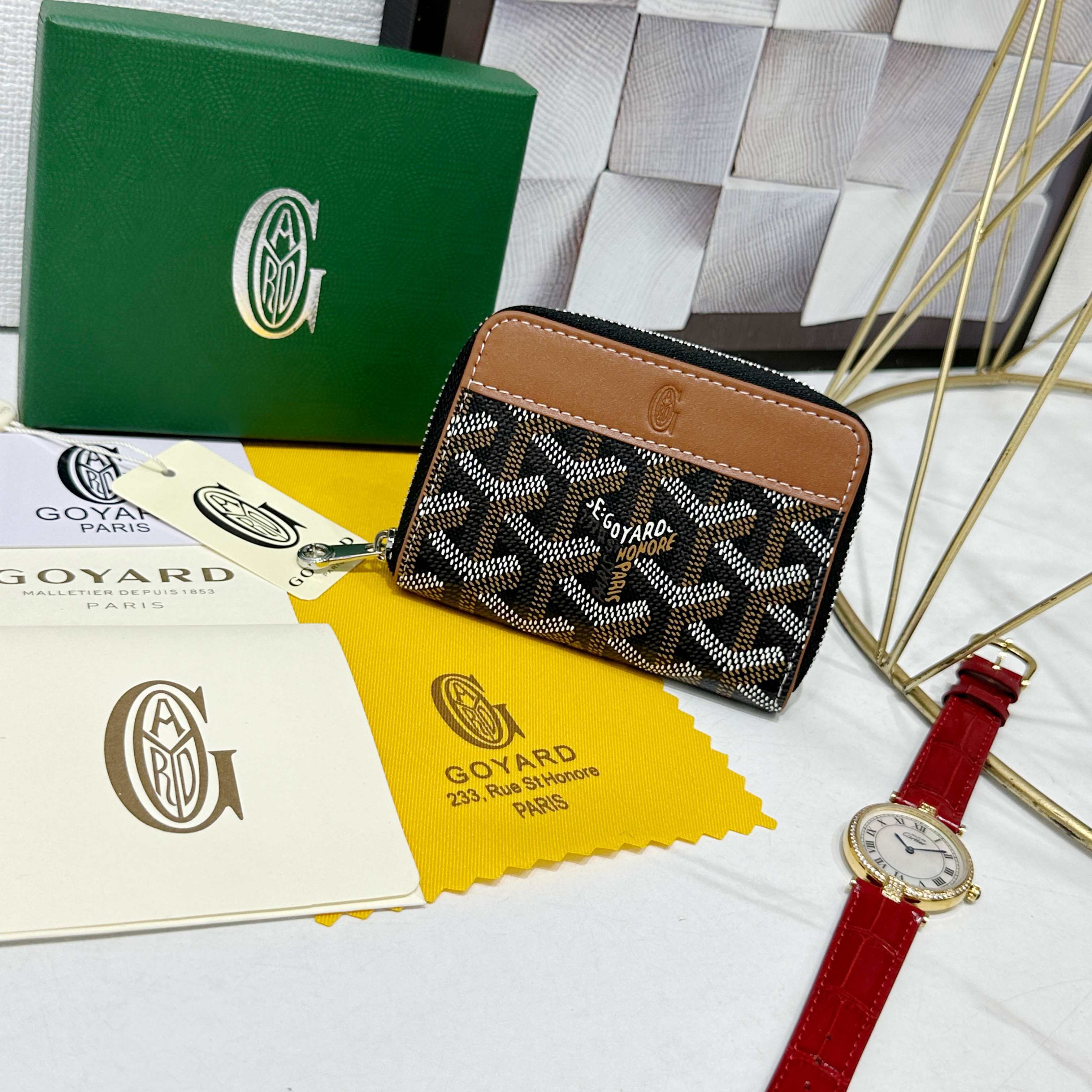 戈雅Matignon Mini 零钱包采用全拉链开合设计。其中部隔层可存放硬币,而其内部贴袋可插入卡片或