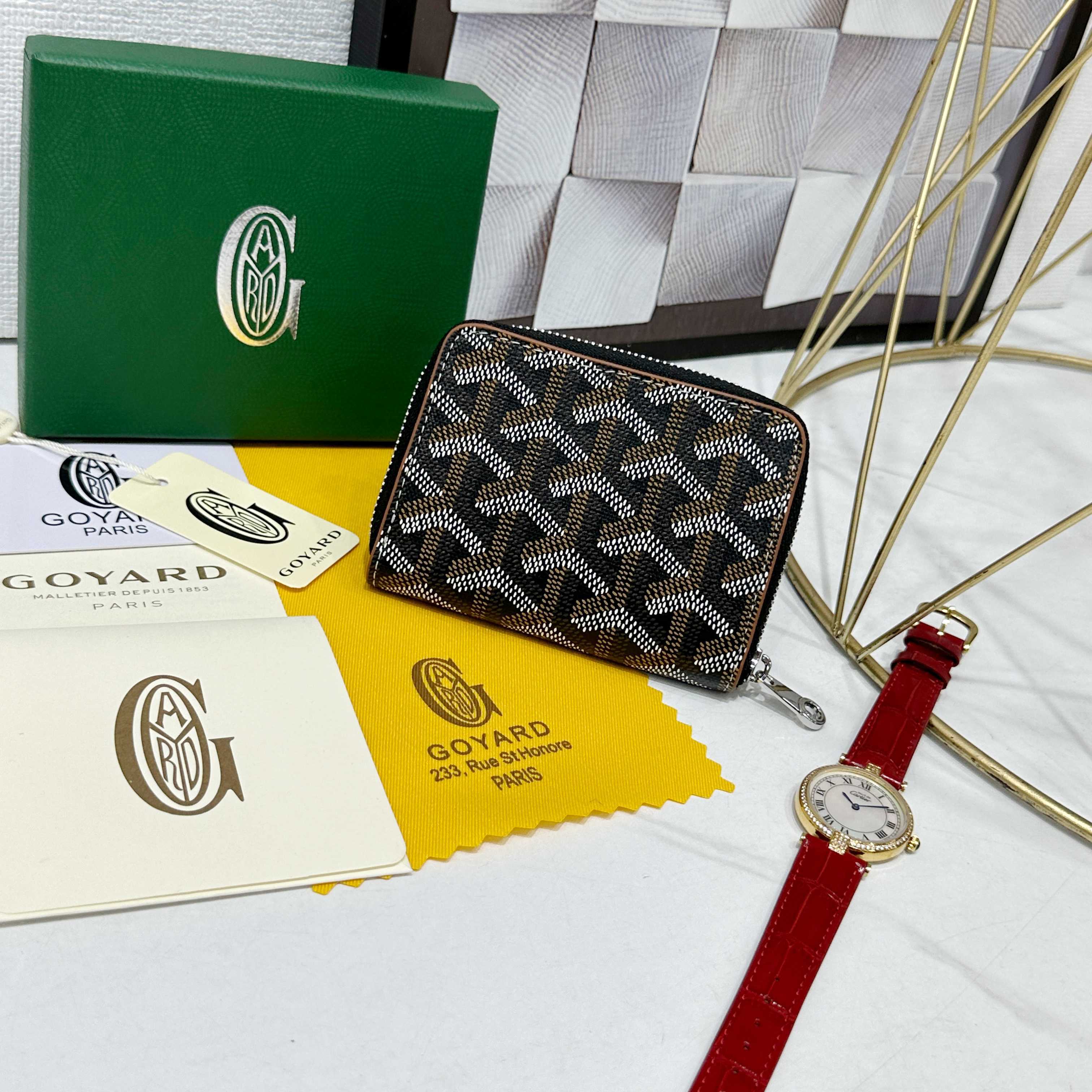 戈雅Matignon Mini 零钱包采用全拉链开合设计。其中部隔层可存放硬币,而其内部贴袋可插入卡片或