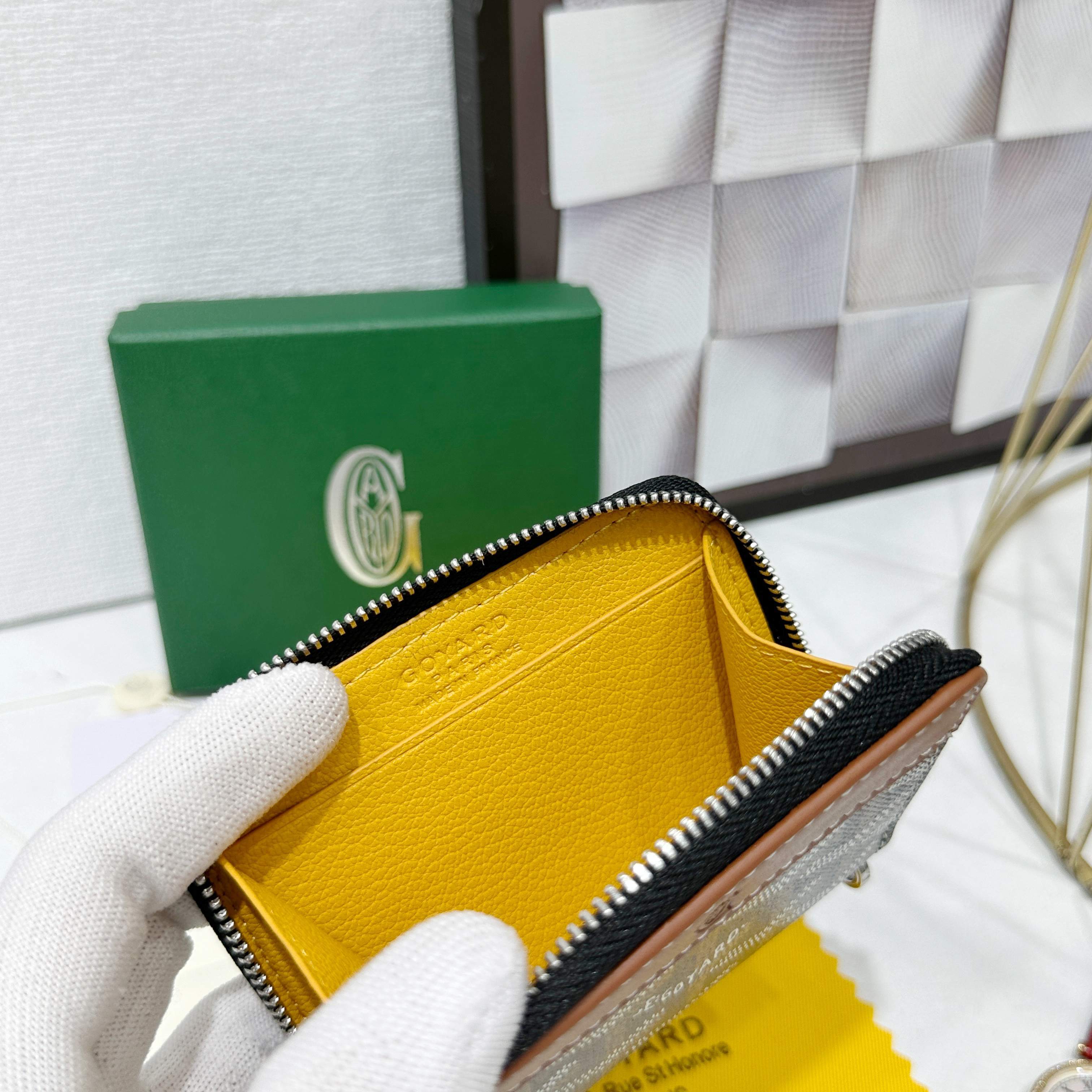 戈雅Matignon Mini 零钱包采用全拉链开合设计。其中部隔层可存放硬币,而其内部贴袋可插入卡片或