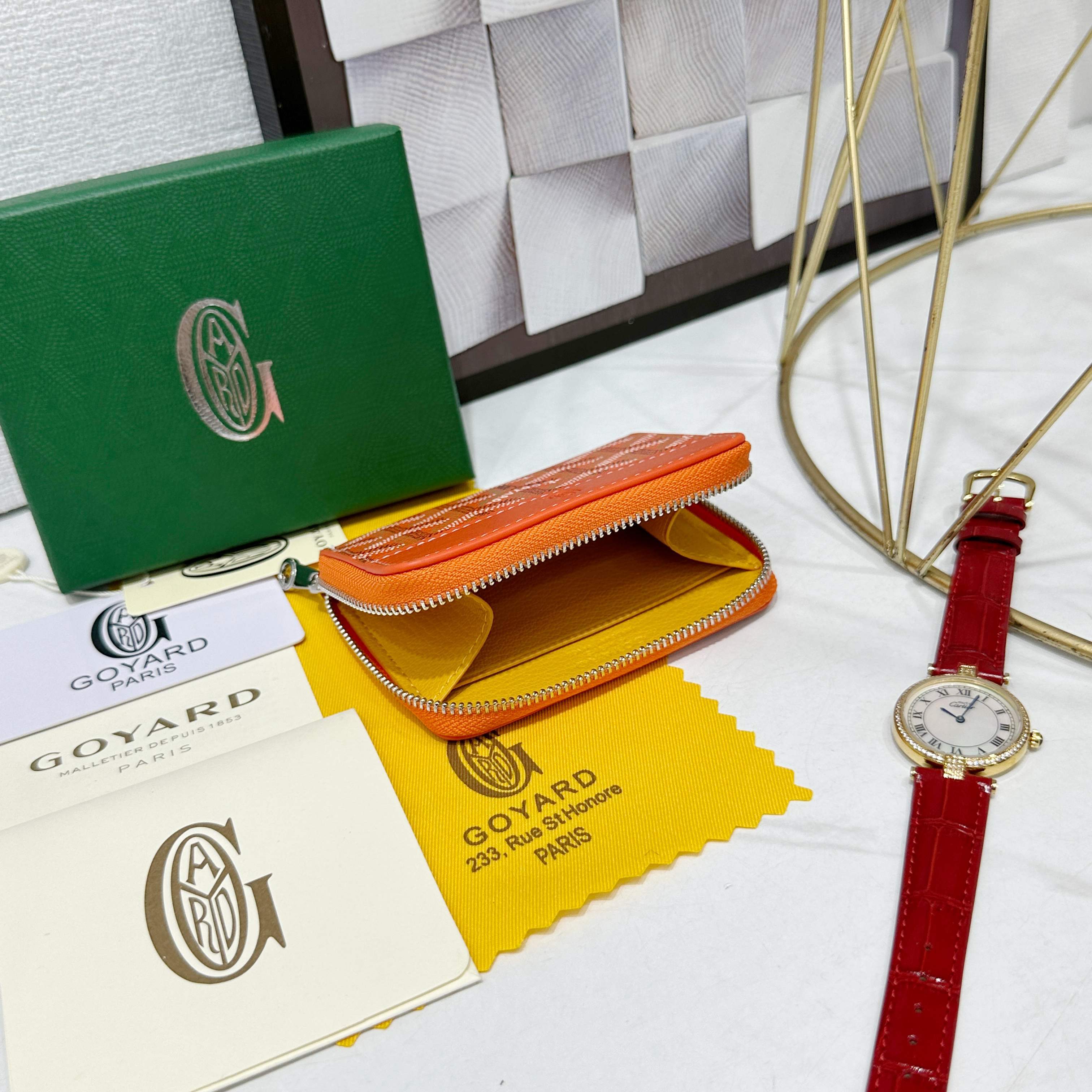戈雅Matignon Mini 零钱包采用全拉链开合设计。其中部隔层可存放硬币,而其内部贴袋可插入卡片或