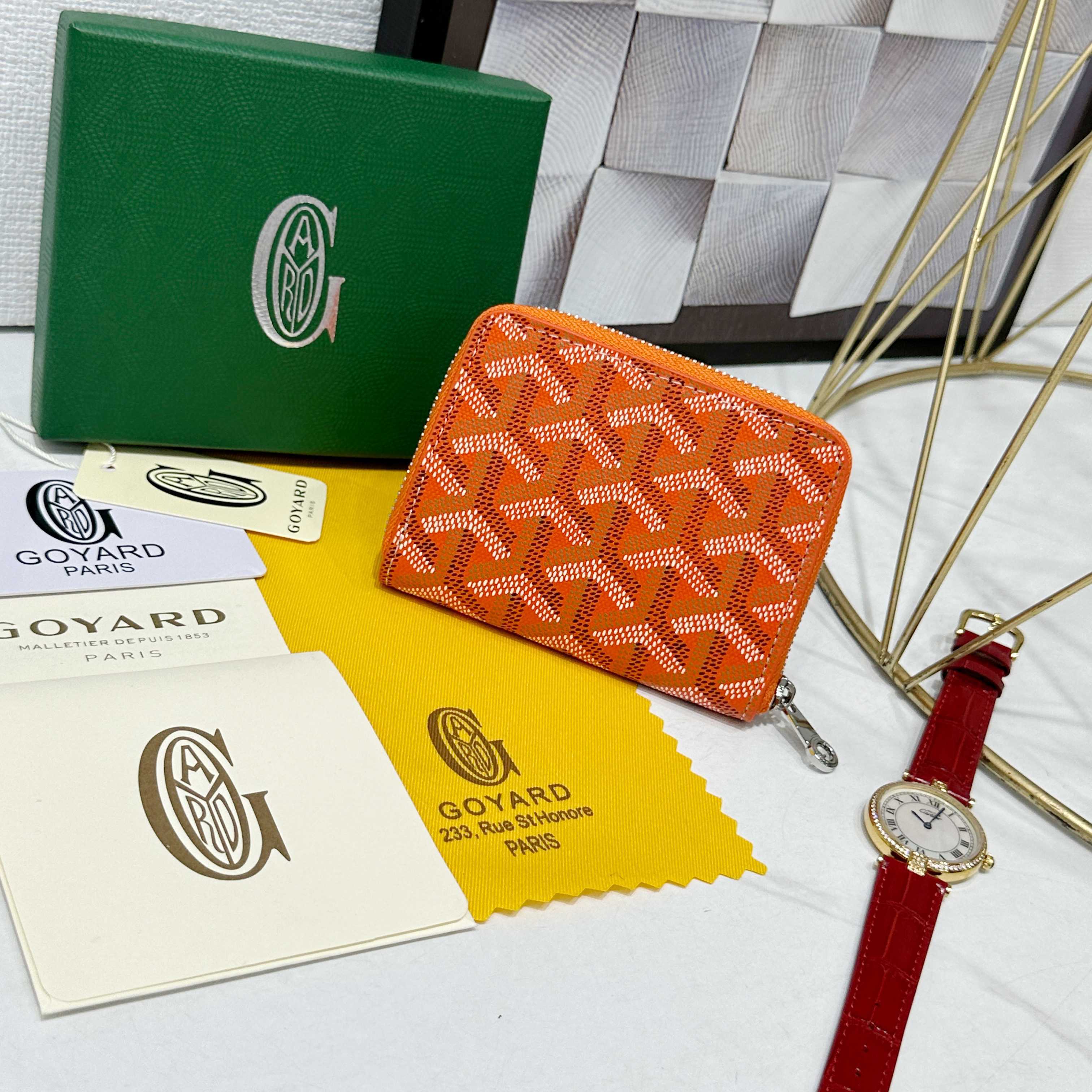 戈雅Matignon Mini 零钱包采用全拉链开合设计。其中部隔层可存放硬币,而其内部贴袋可插入卡片或