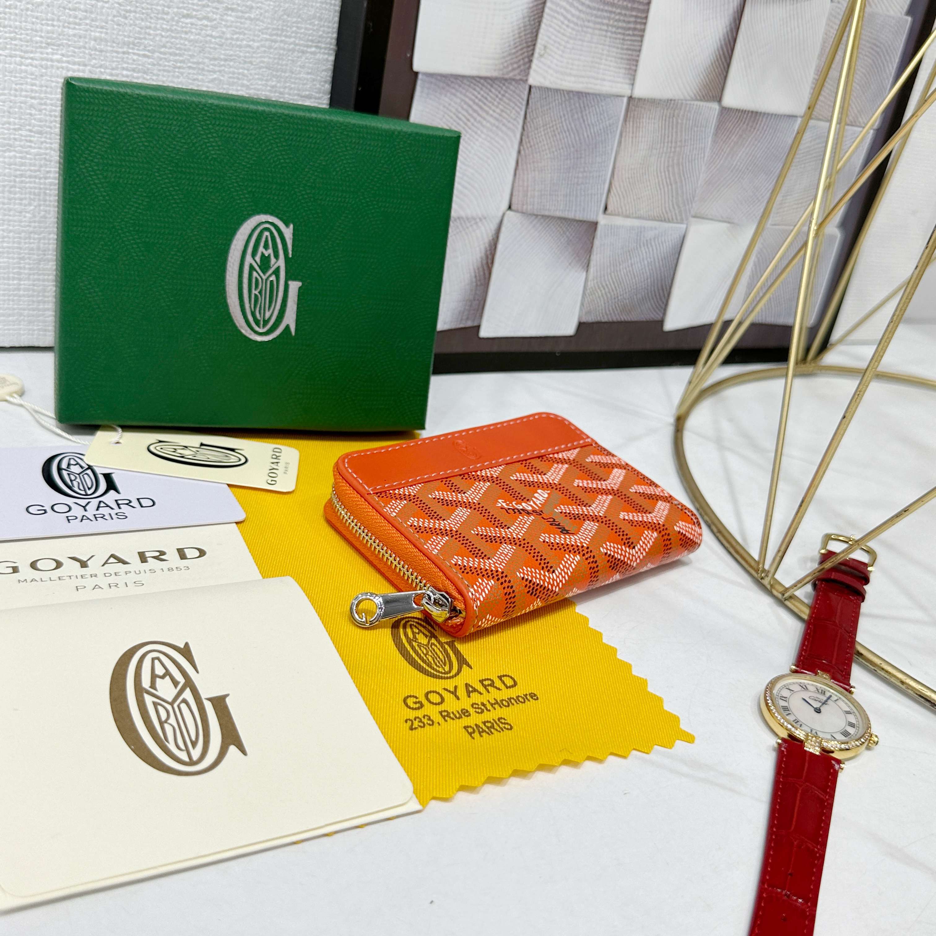 戈雅Matignon Mini 零钱包采用全拉链开合设计。其中部隔层可存放硬币,而其内部贴袋可插入卡片或