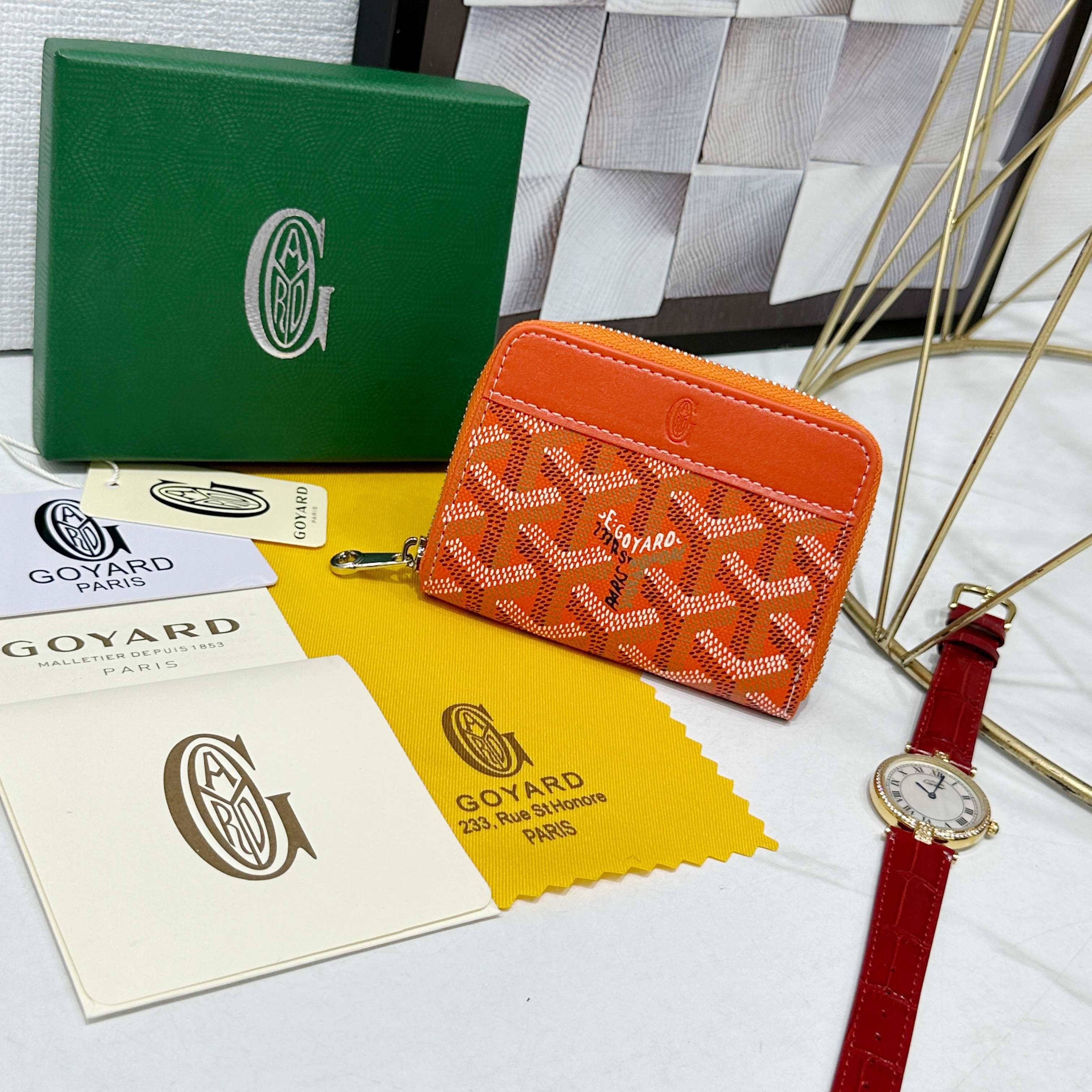 戈雅Matignon Mini 零钱包采用全拉链开合设计。其中部隔层可存放硬币,而其内部贴袋可插入卡片或
