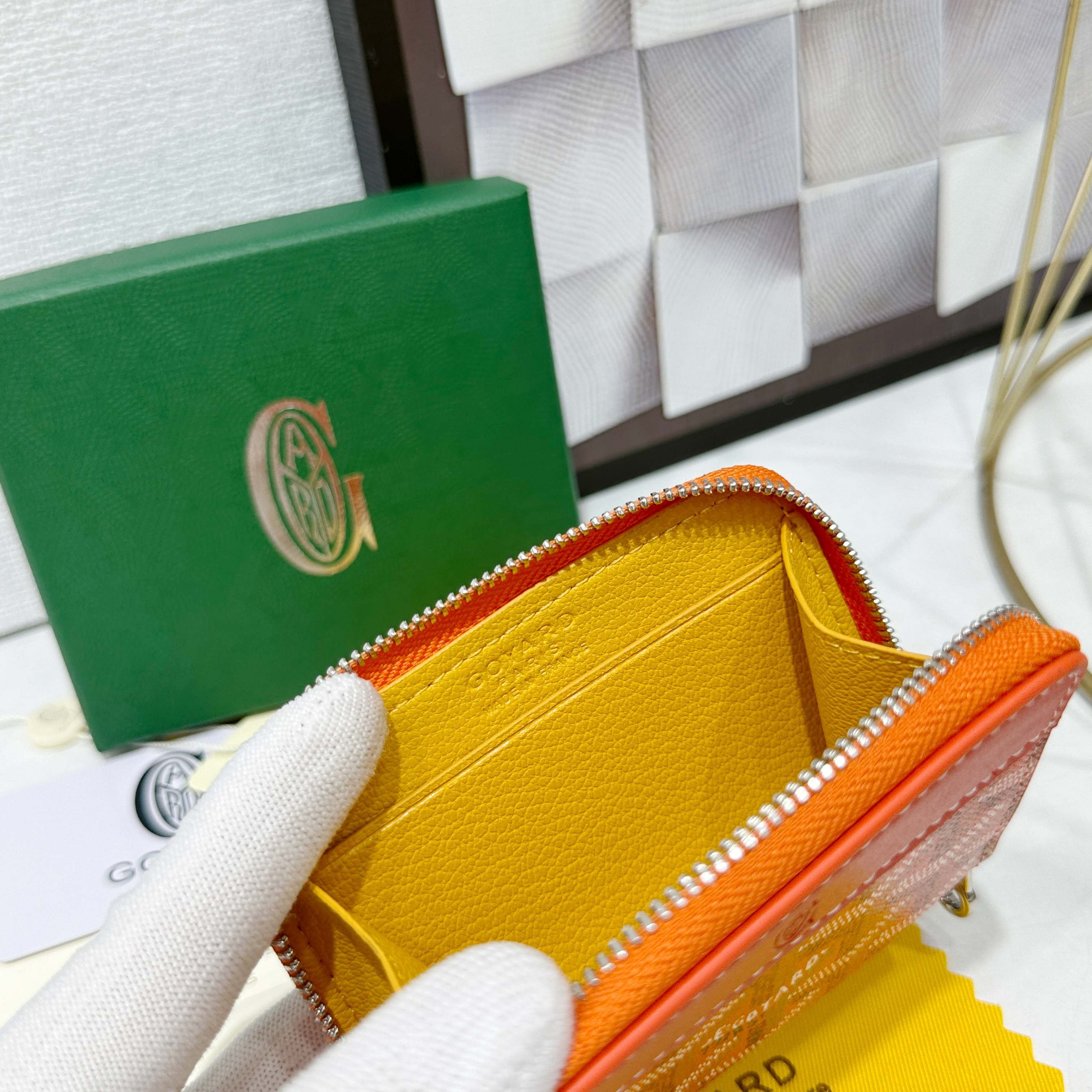 戈雅Matignon Mini 零钱包采用全拉链开合设计。其中部隔层可存放硬币,而其内部贴袋可插入卡片或