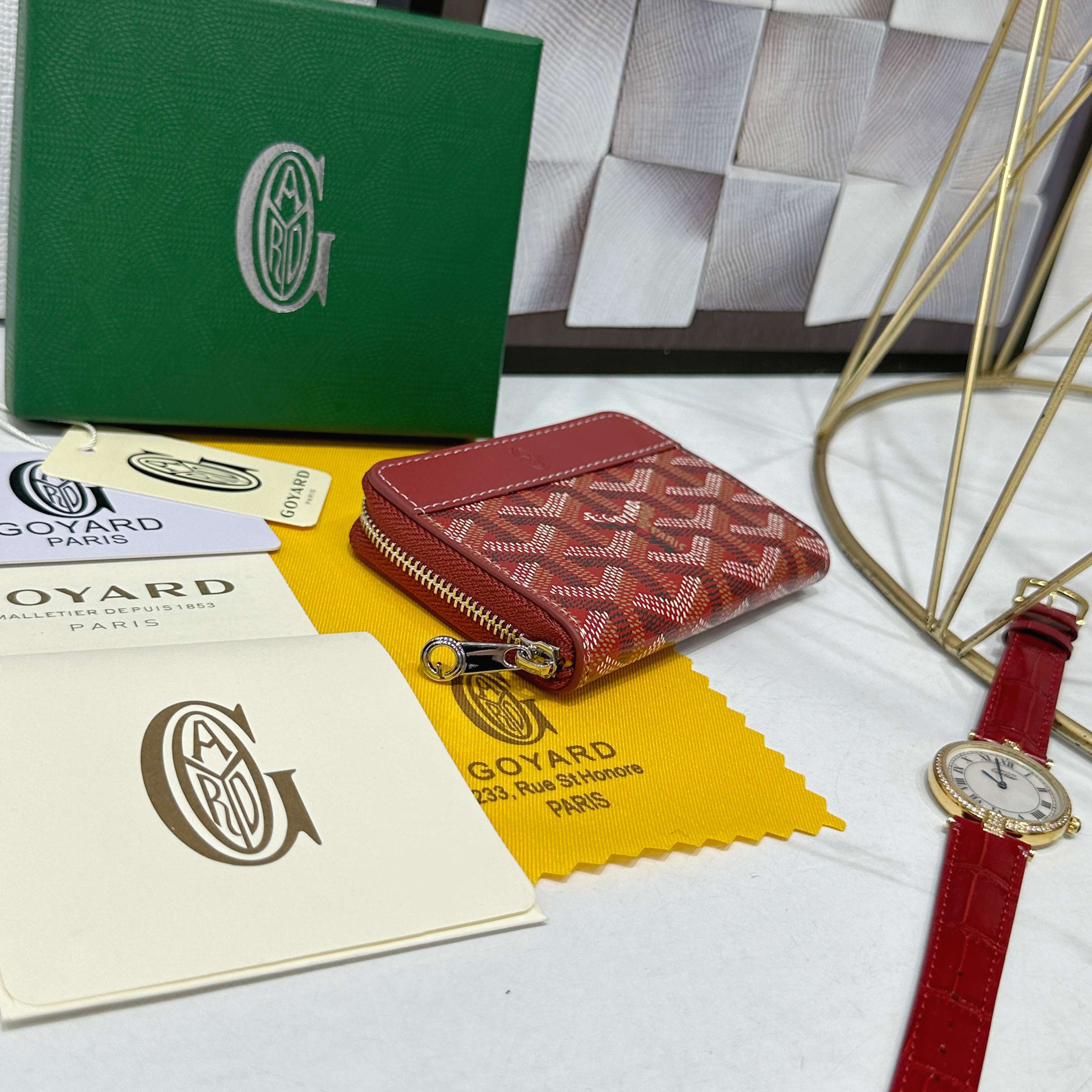 戈雅Matignon Mini 零钱包采用全拉链开合设计。其中部隔层可存放硬币,而其内部贴袋可插入卡片或