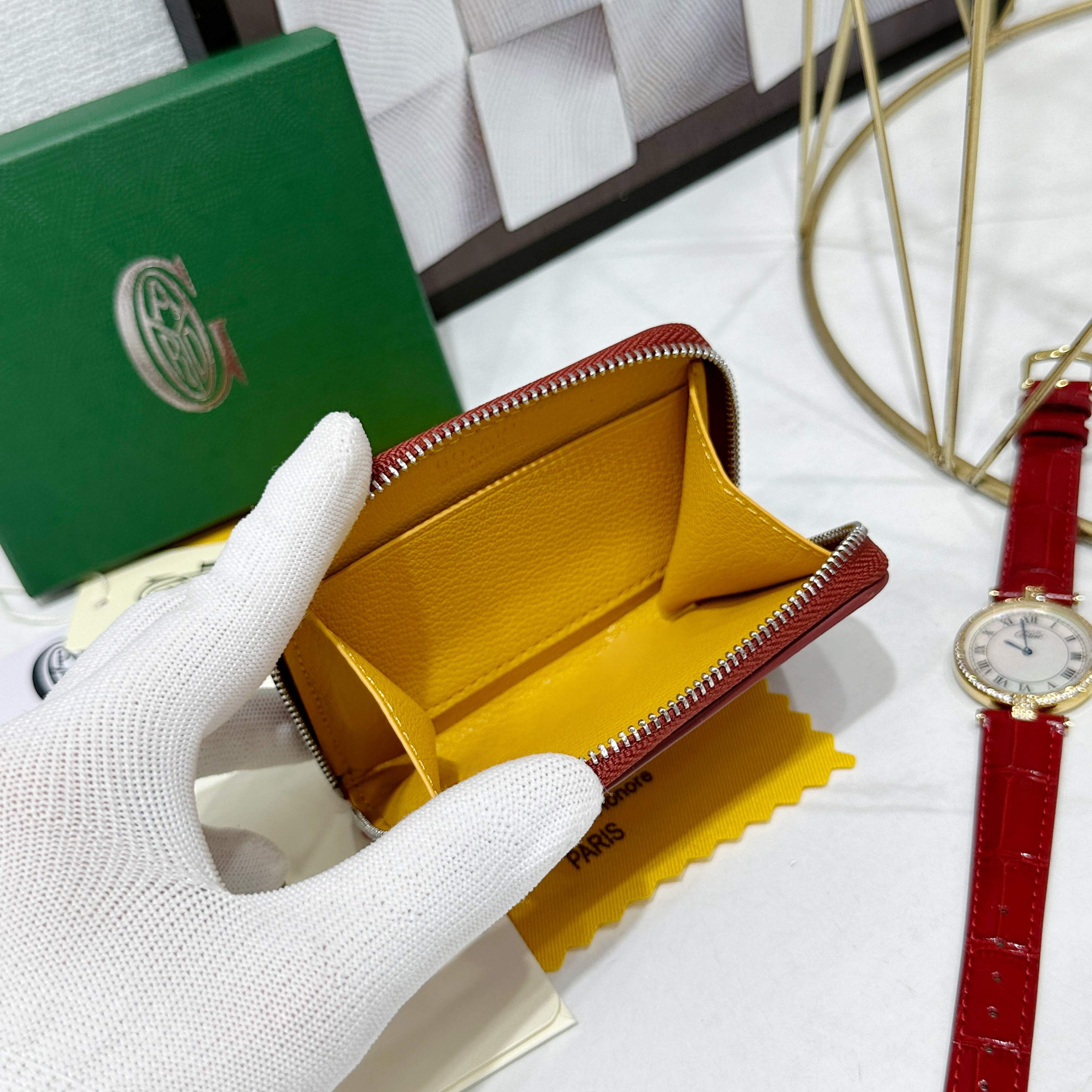 戈雅Matignon Mini 零钱包采用全拉链开合设计。其中部隔层可存放硬币,而其内部贴袋可插入卡片或