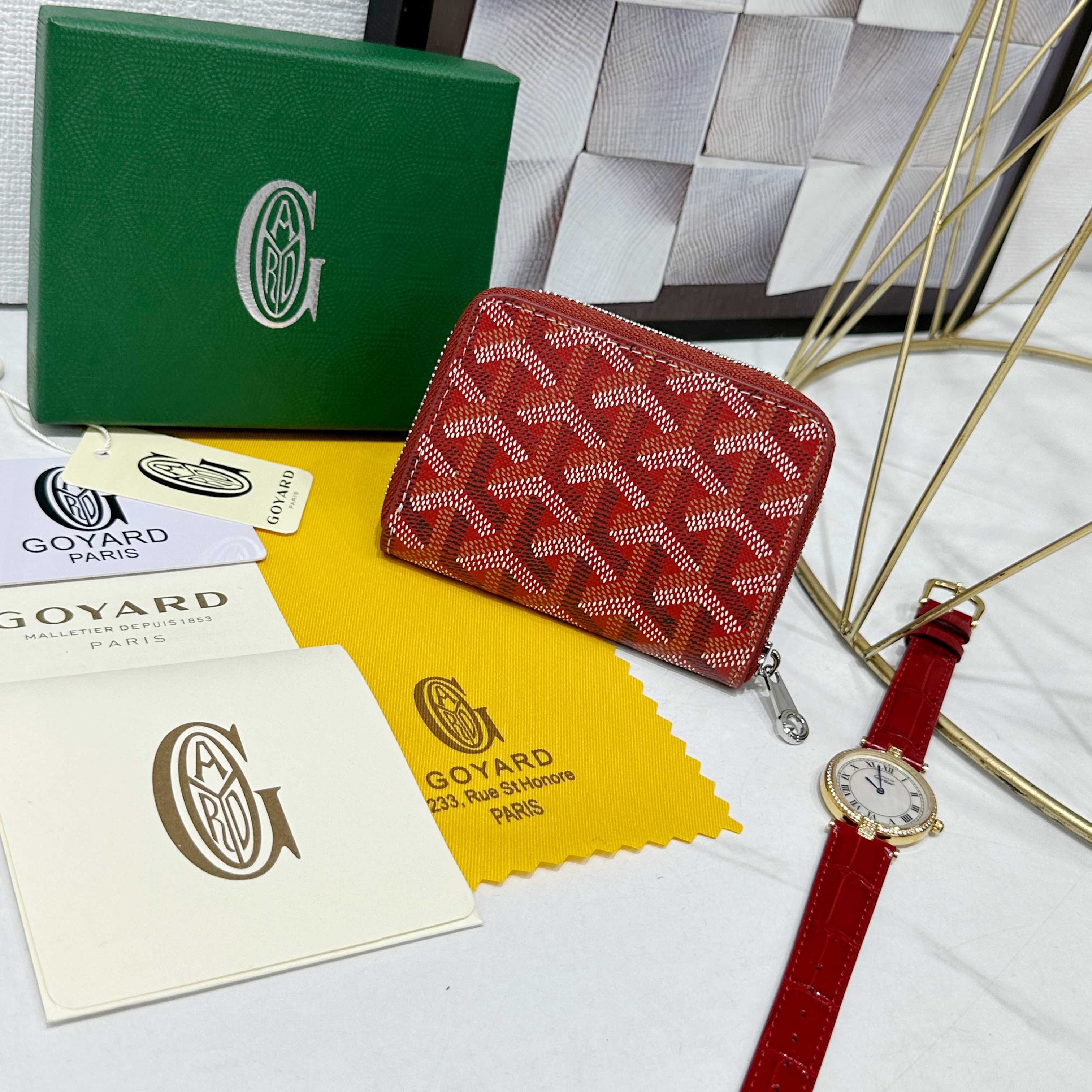 戈雅Matignon Mini 零钱包采用全拉链开合设计。其中部隔层可存放硬币,而其内部贴袋可插入卡片或