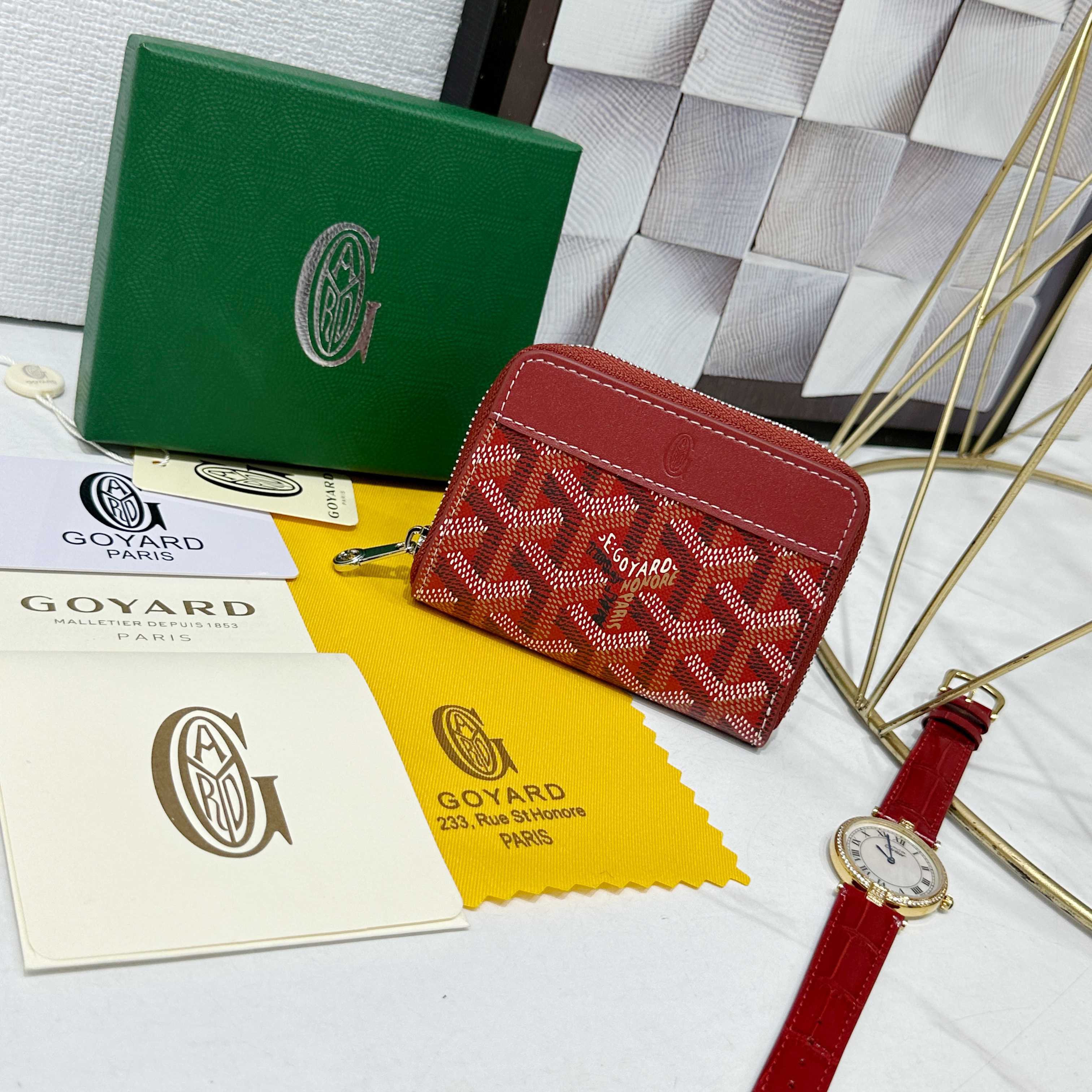 戈雅Matignon Mini 零钱包采用全拉链开合设计。其中部隔层可存放硬币,而其内部贴袋可插入卡片或