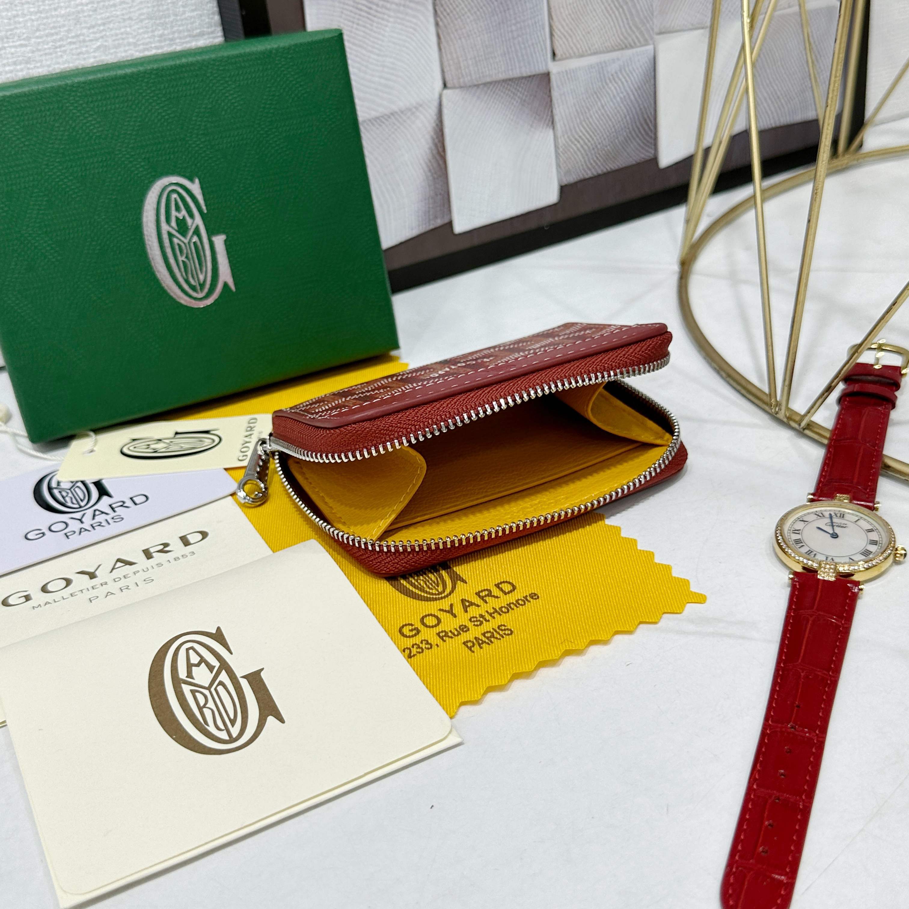 戈雅Matignon Mini 零钱包采用全拉链开合设计。其中部隔层可存放硬币,而其内部贴袋可插入卡片或