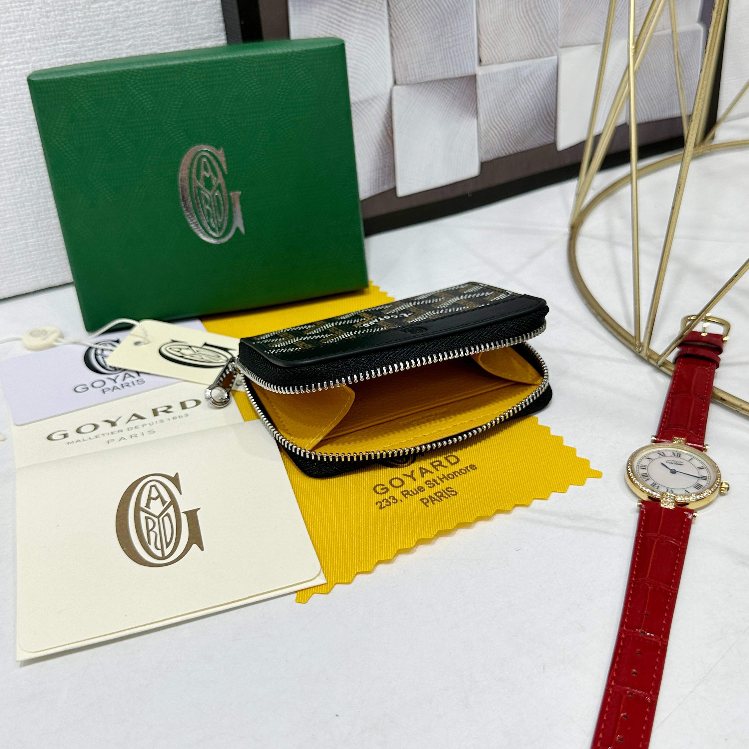 戈雅Matignon Mini 零钱包采用全拉链开合设计。其中部隔层可存放硬币,而其内部贴袋可插入卡片或
