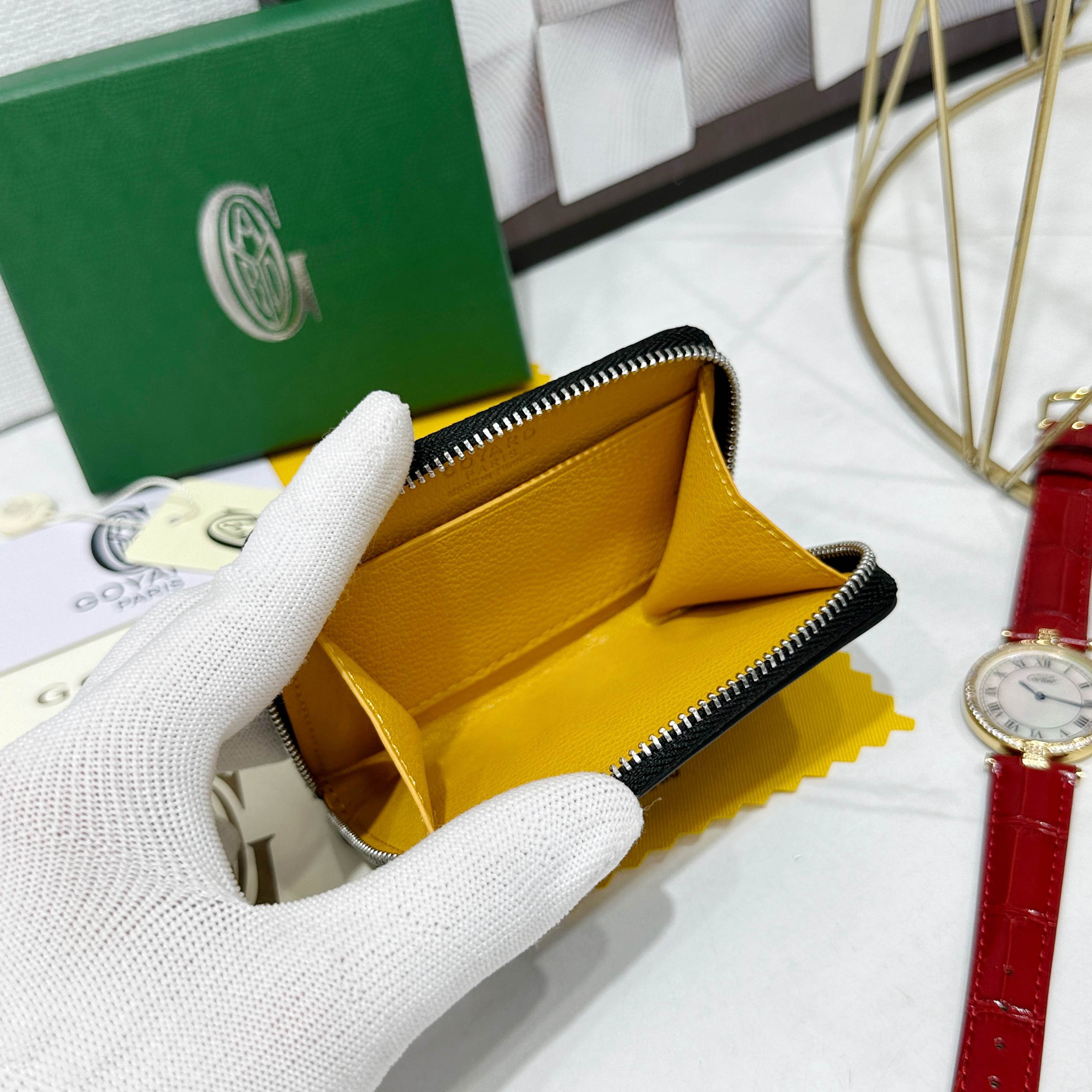 戈雅Matignon Mini 零钱包采用全拉链开合设计。其中部隔层可存放硬币,而其内部贴袋可插入卡片或