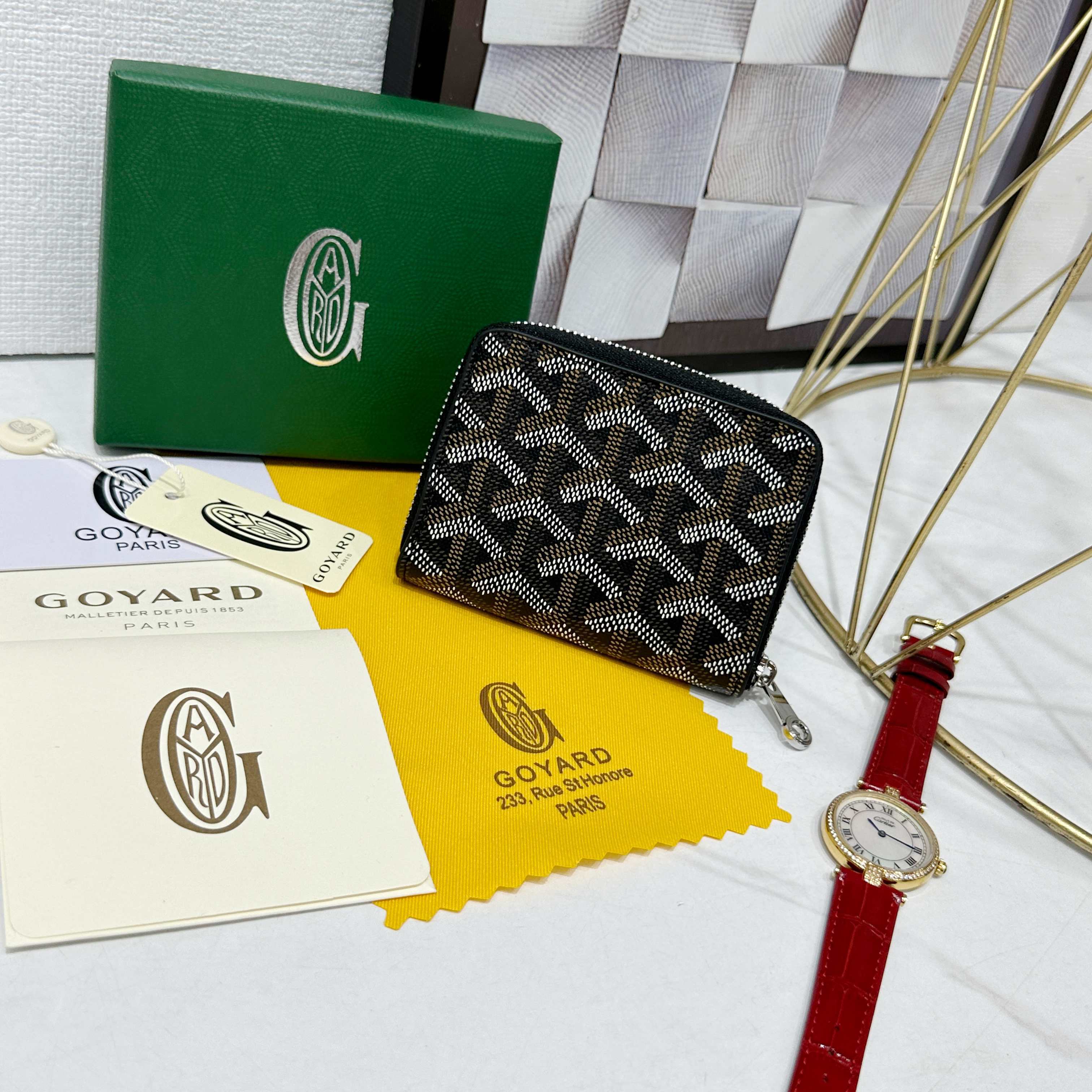 戈雅Matignon Mini 零钱包采用全拉链开合设计。其中部隔层可存放硬币,而其内部贴袋可插入卡片或