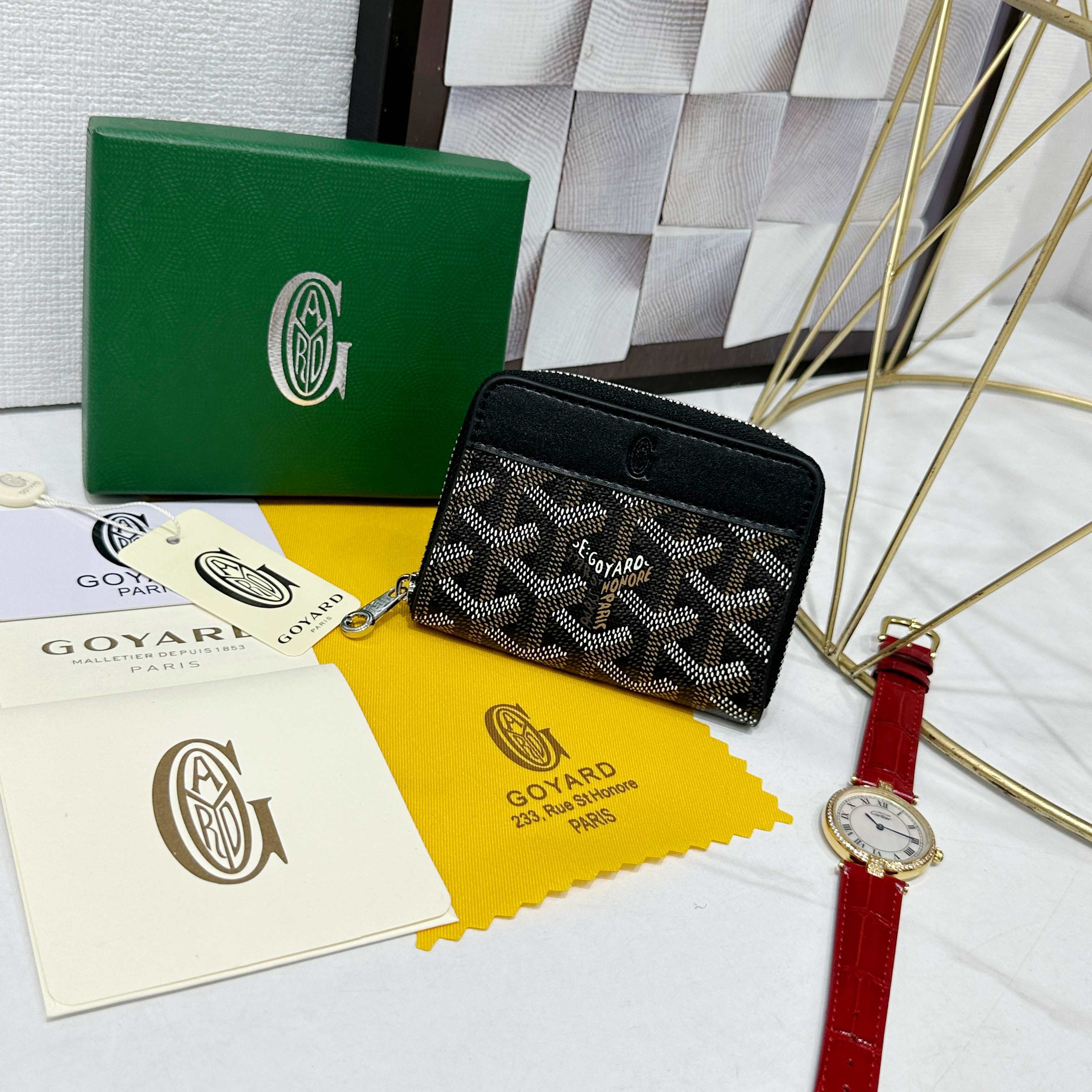戈雅Matignon Mini 零钱包采用全拉链开合设计。其中部隔层可存放硬币,而其内部贴袋可插入卡片或