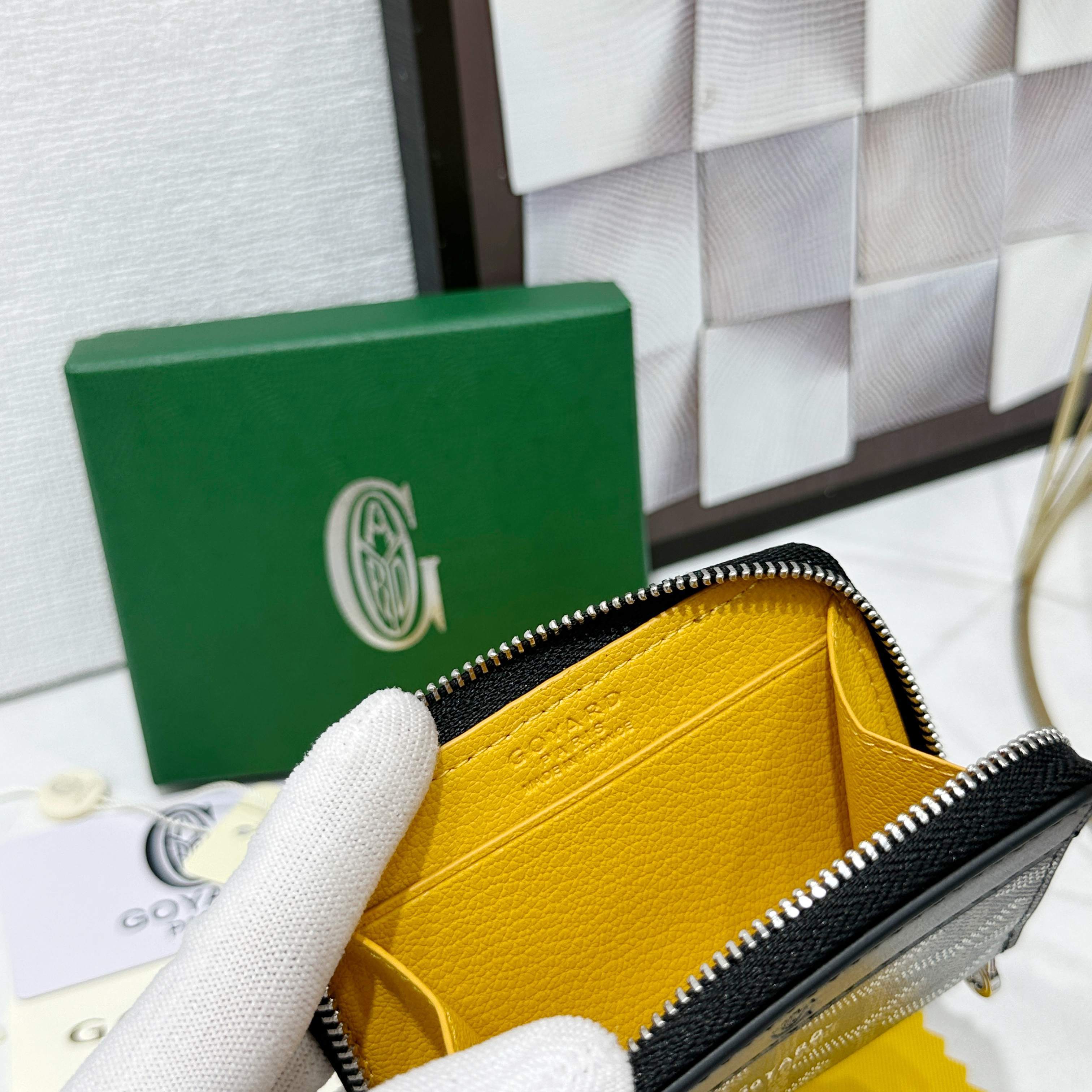 戈雅Matignon Mini 零钱包采用全拉链开合设计。其中部隔层可存放硬币,而其内部贴袋可插入卡片或